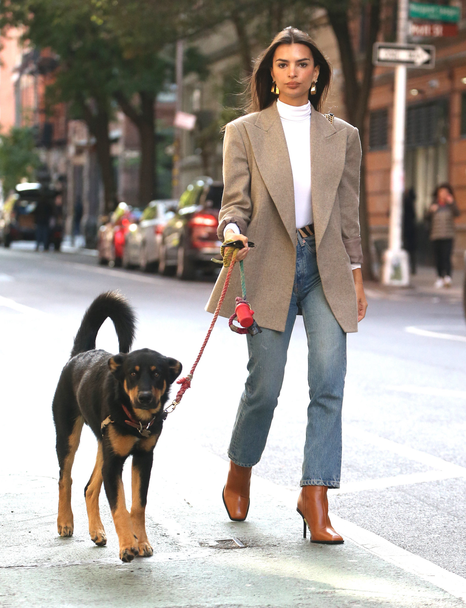 Emily mit ihrem Hund Columbo in New York City.
