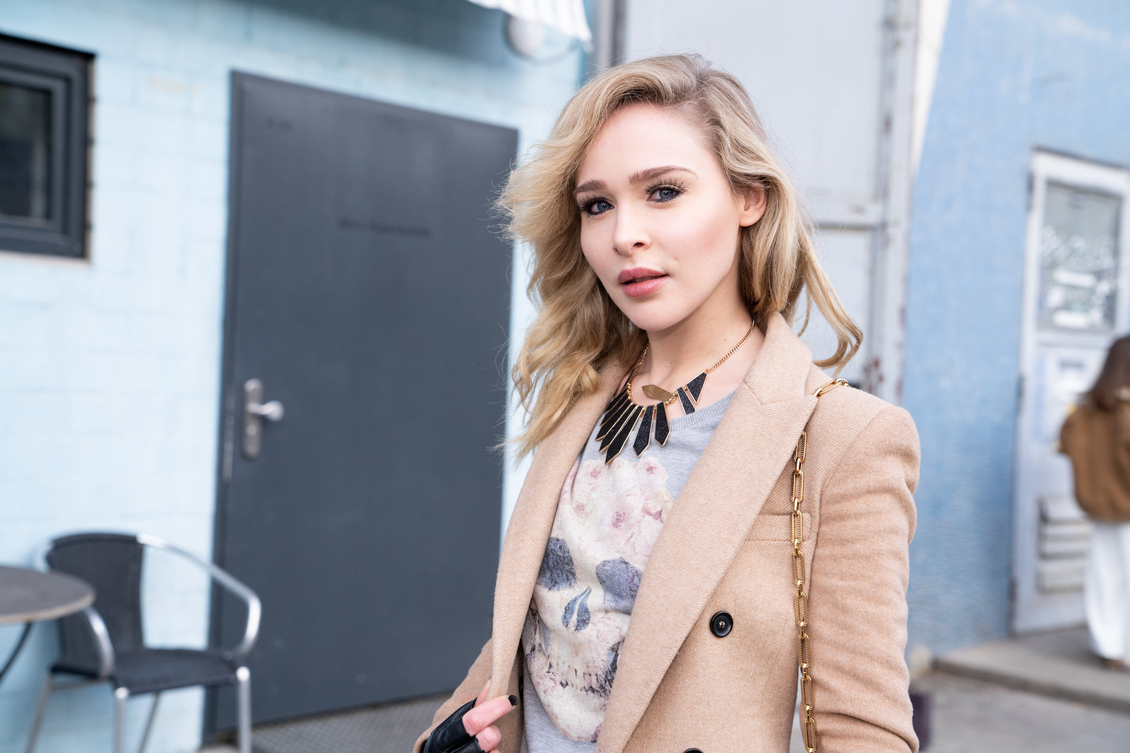 Theresia Fischer posiert in einem beigen Mantel.