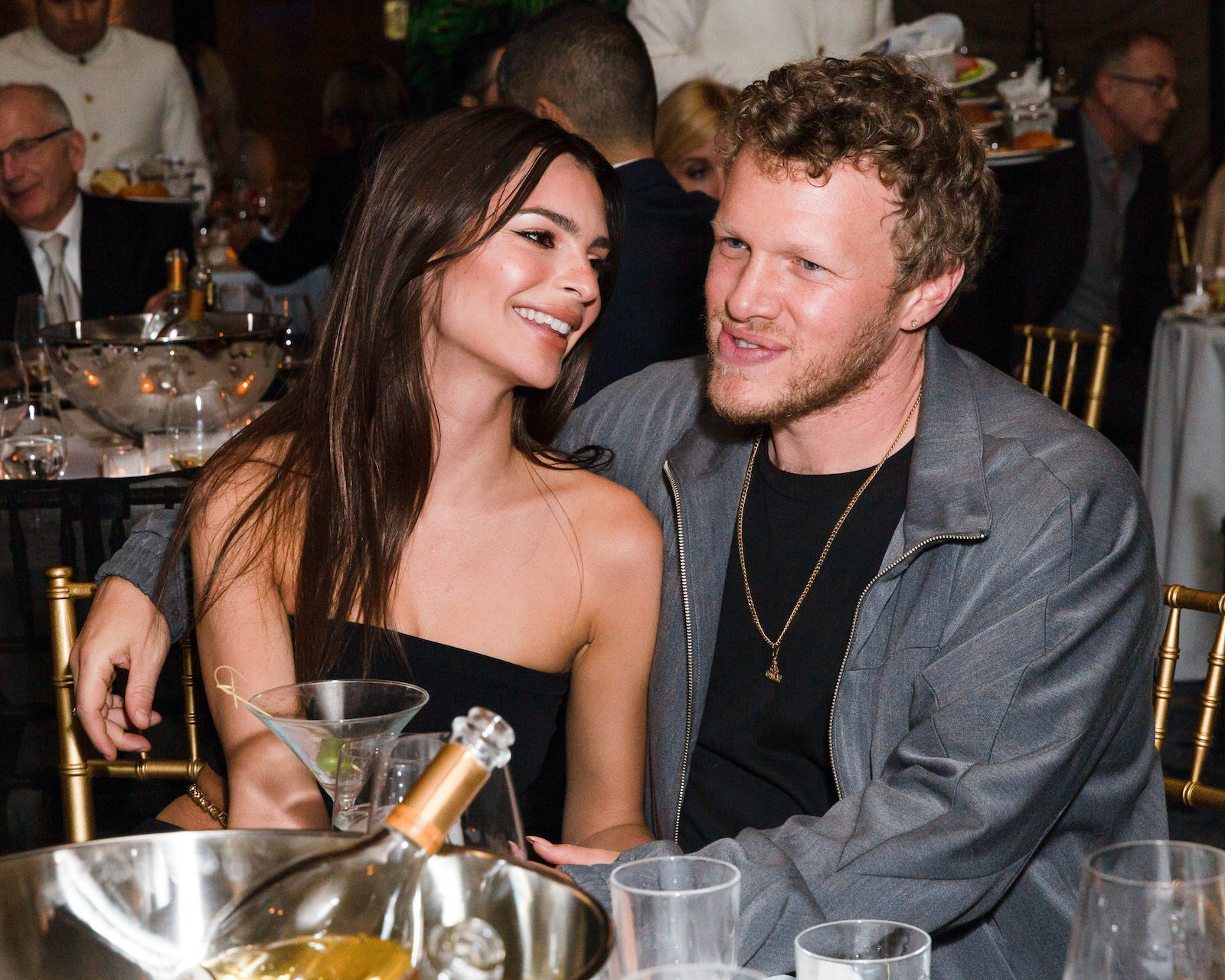 Emily Ratajkowski und Sebastian Bear-McClard auf einer Veranstaltung.