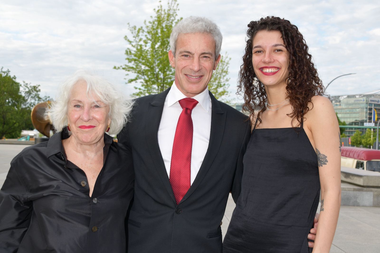Gedeon Burkhard mit Freundin Sasha Vedute und Mama Elisabeth.