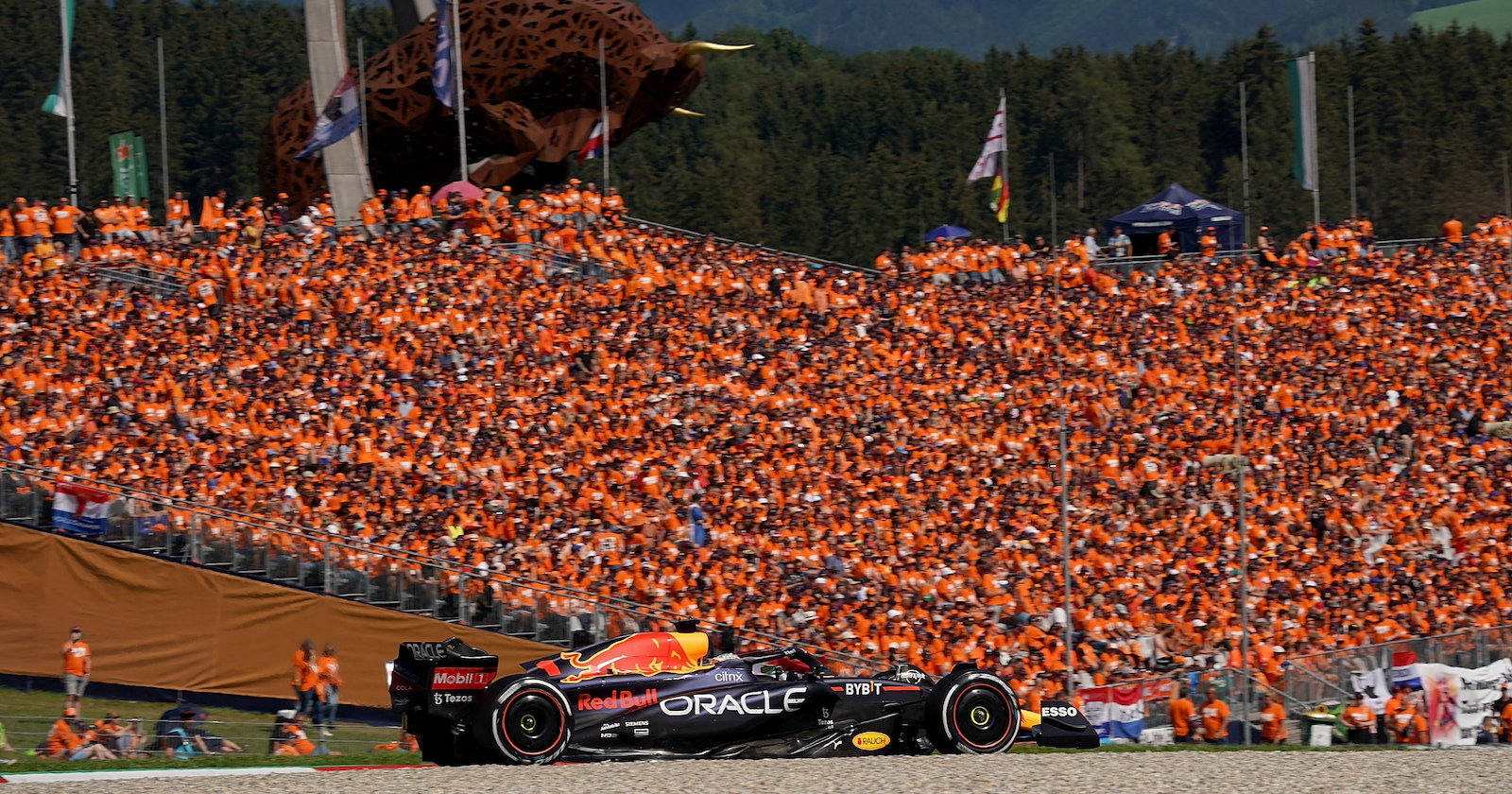 Red Bull Ring in der Steiermark und Red Bull Raching-F-1-Auto.