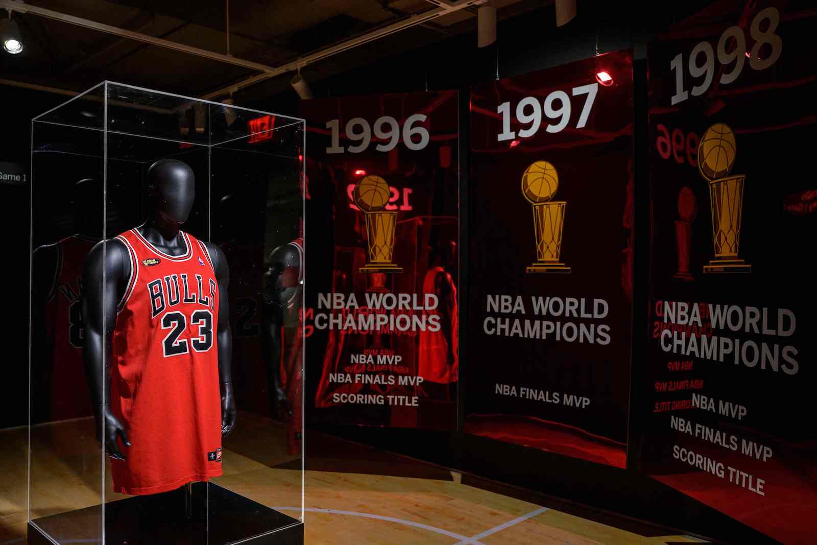 Das versteigerte Michael Jordan Trikot hinter einer Glasvitrine.