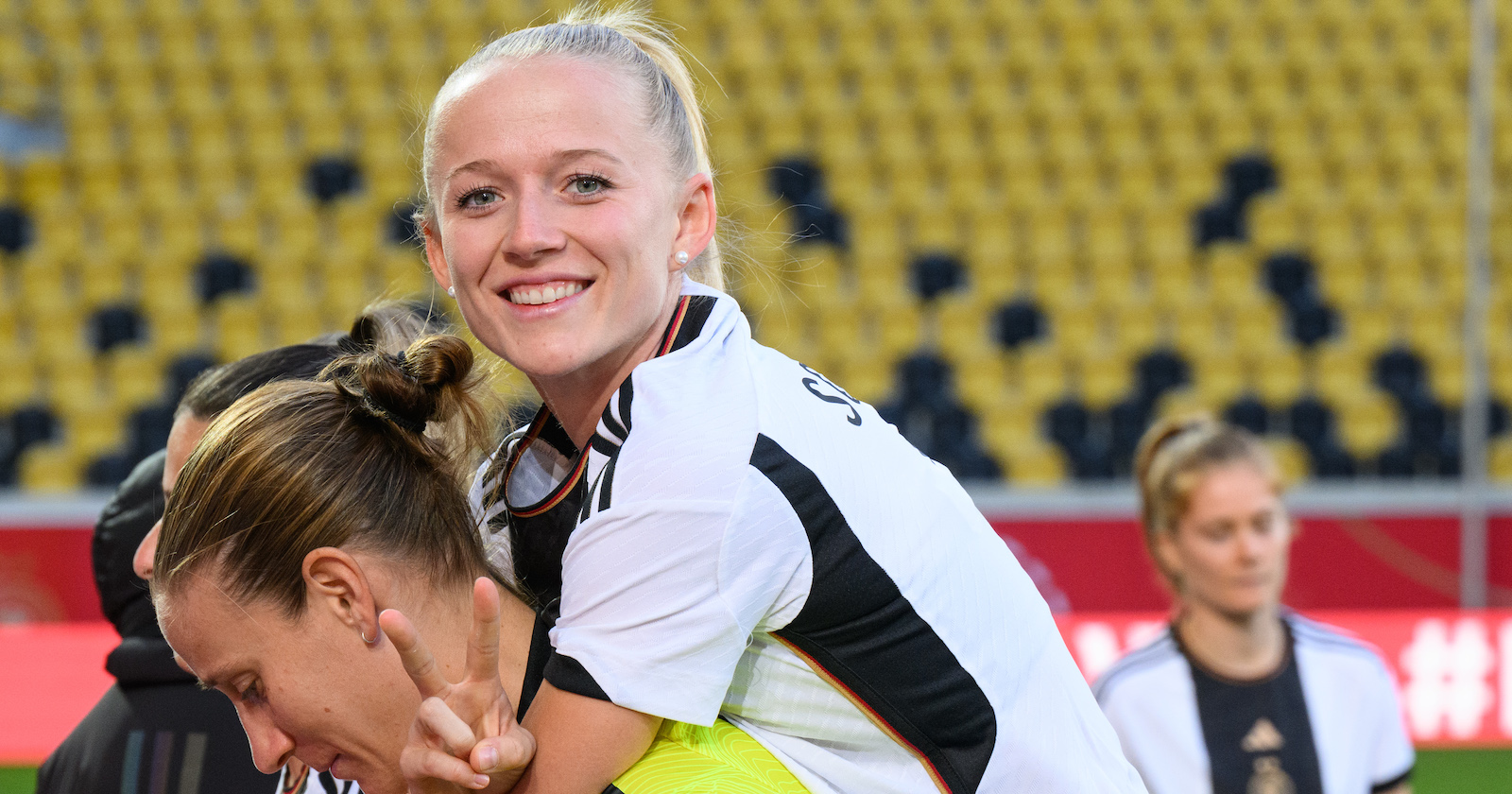 Lea Schüller mit Deutschland-Torhüterin Ann-Katrin Berger