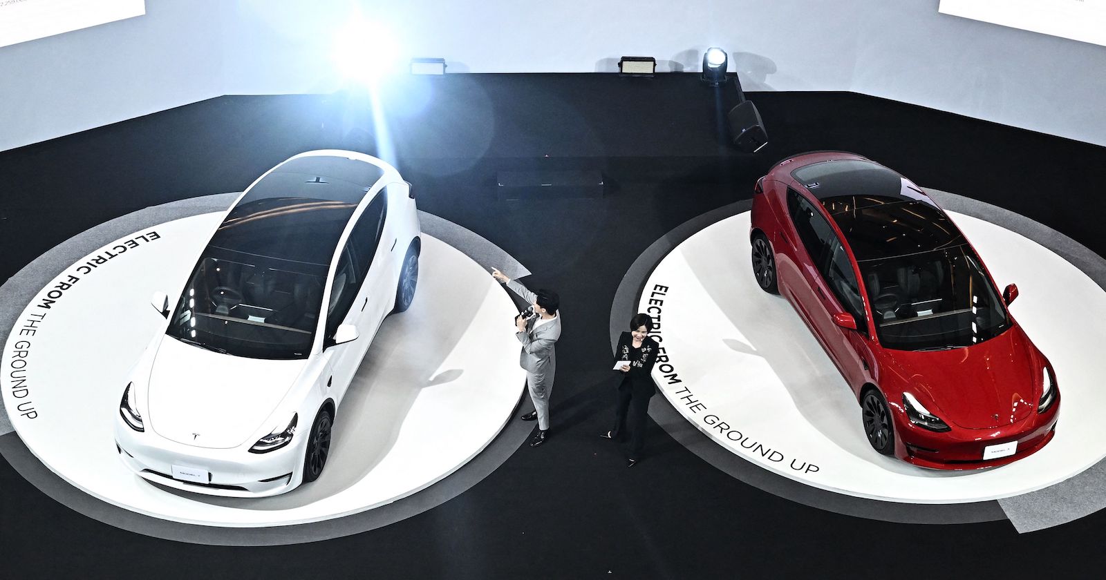 Zwei Tesla Modell Y bei der Präsentation.