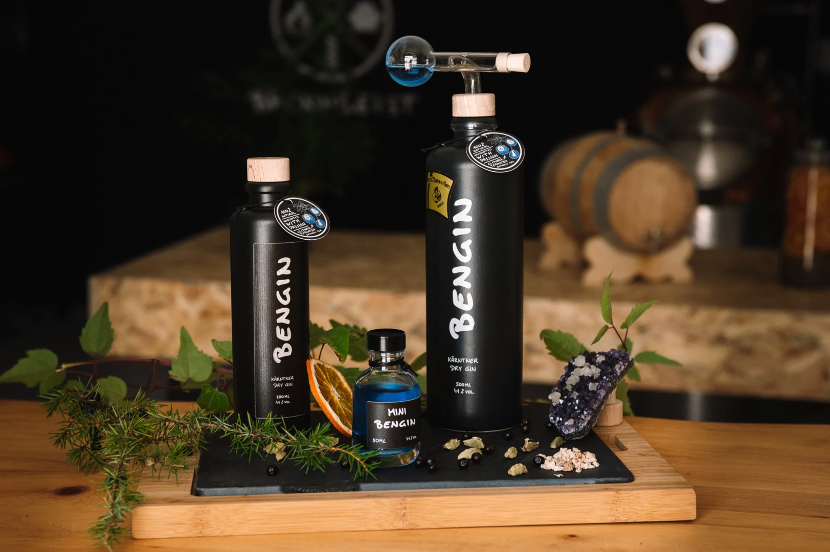 Bengin in zwei schwarzen Flaschen