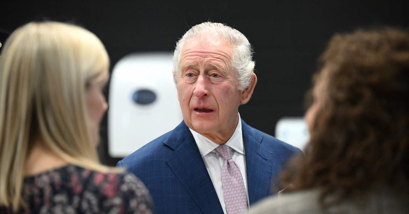 King Charles wirkt irritiert.