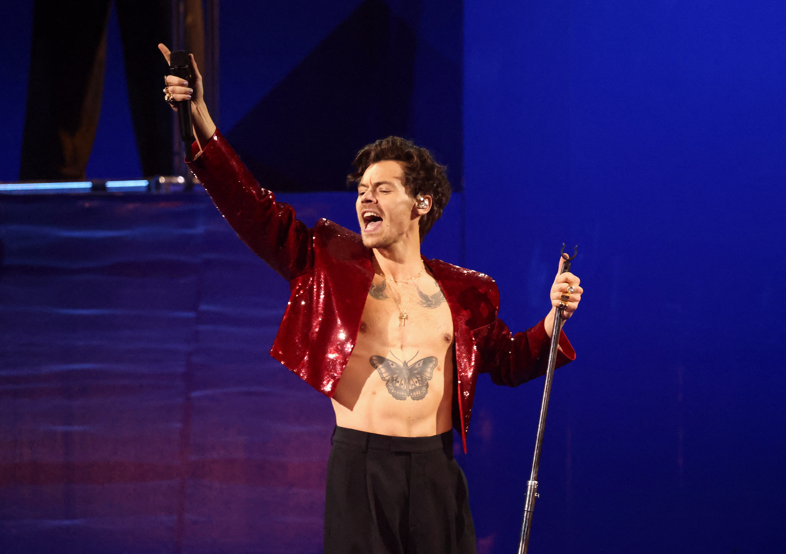 Harry Styles verformt bei einem Konzert auf der Bühne.