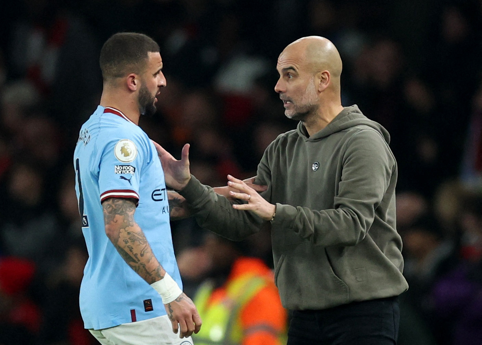 Pep Guardiola redet auf Kyle Walker ein