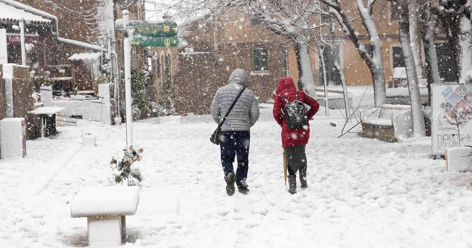 Wintereinbruch auf Mallorca. Zwei Spaziergänger im Schnee.