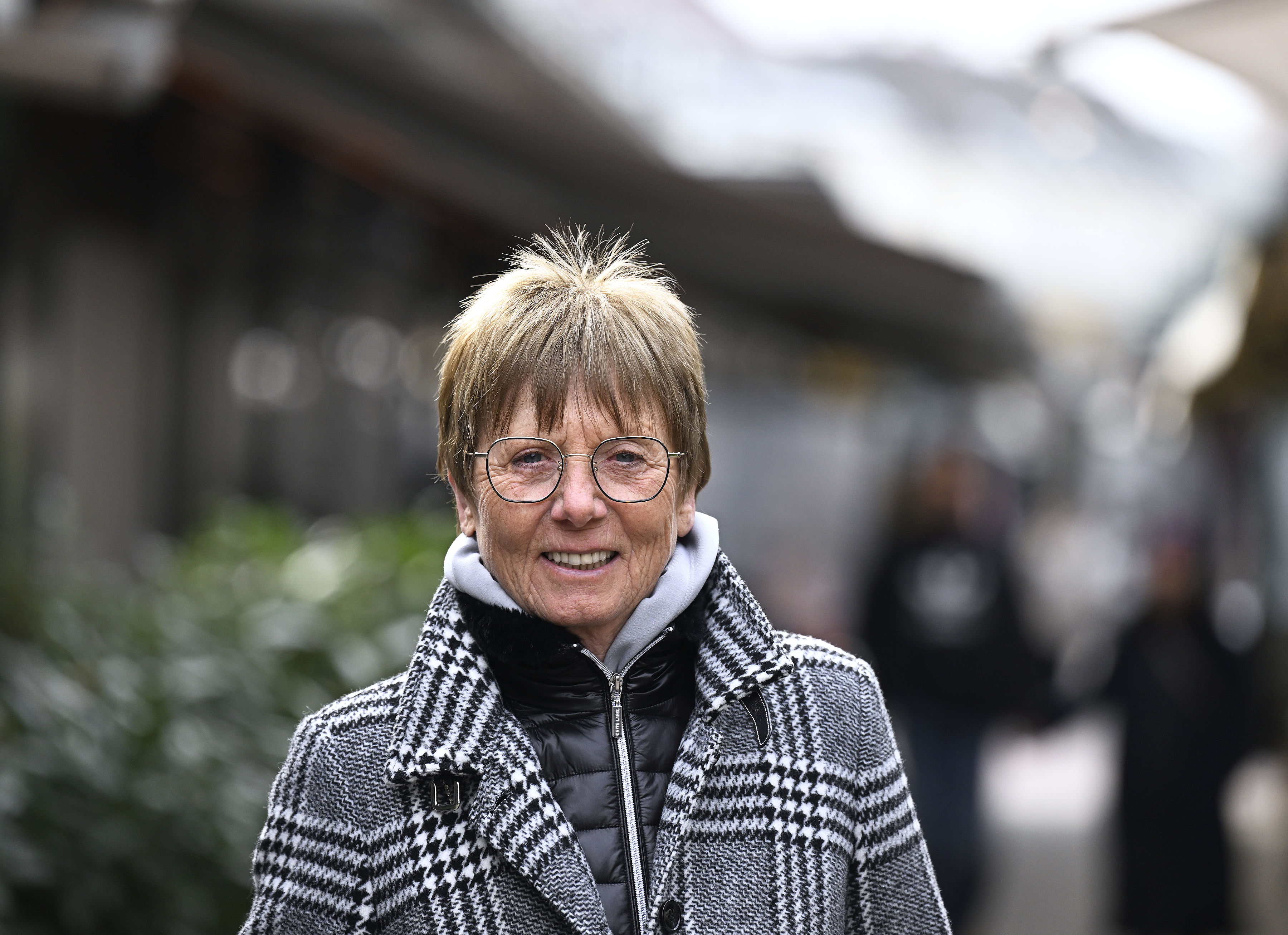 Annemarie Moser-Pröll in einem grau-karrierten Mantel