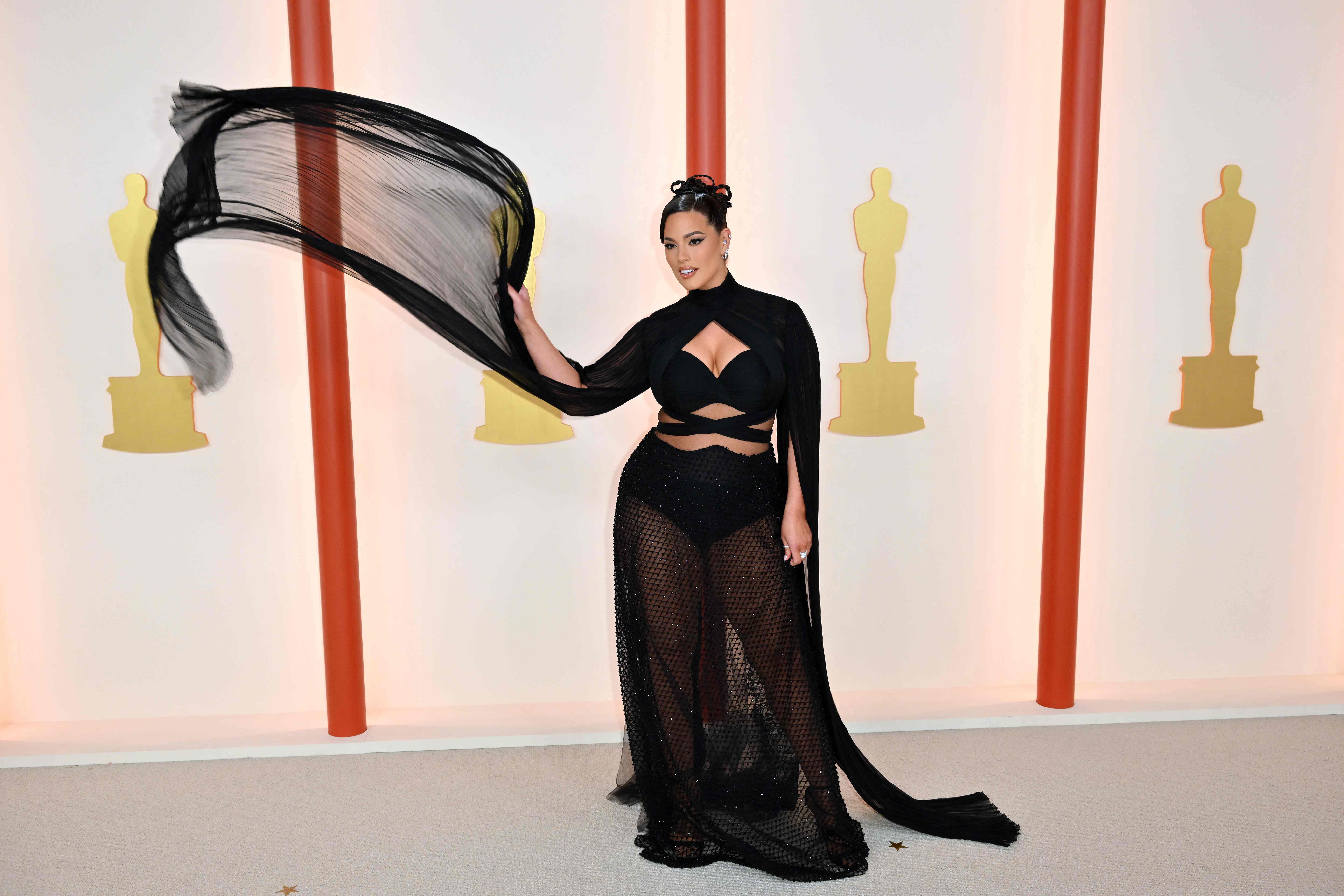 Ashley Graham in einer schwarzen Robe