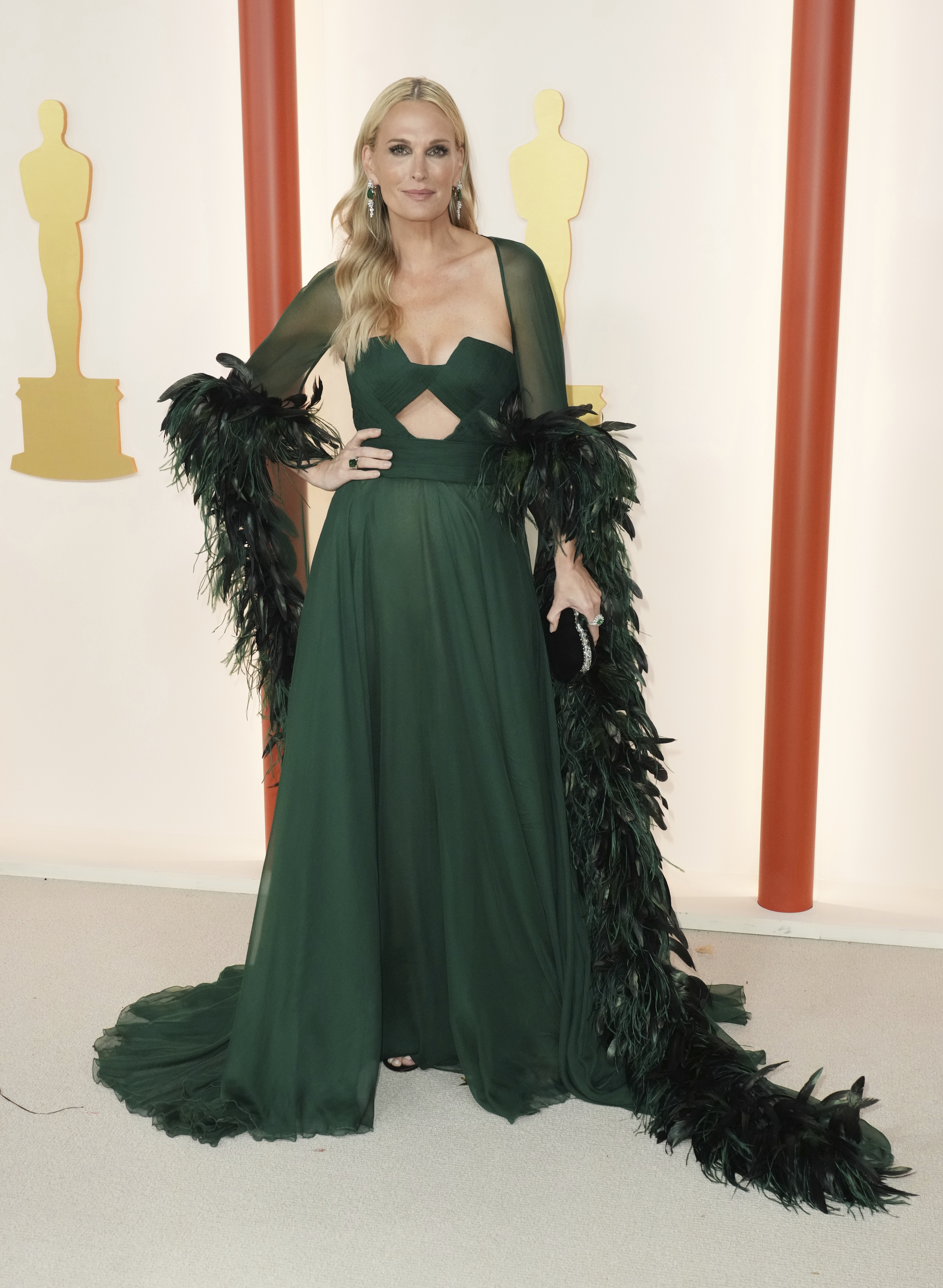 Molly Sims in einem grünen Kleid mit Federboa