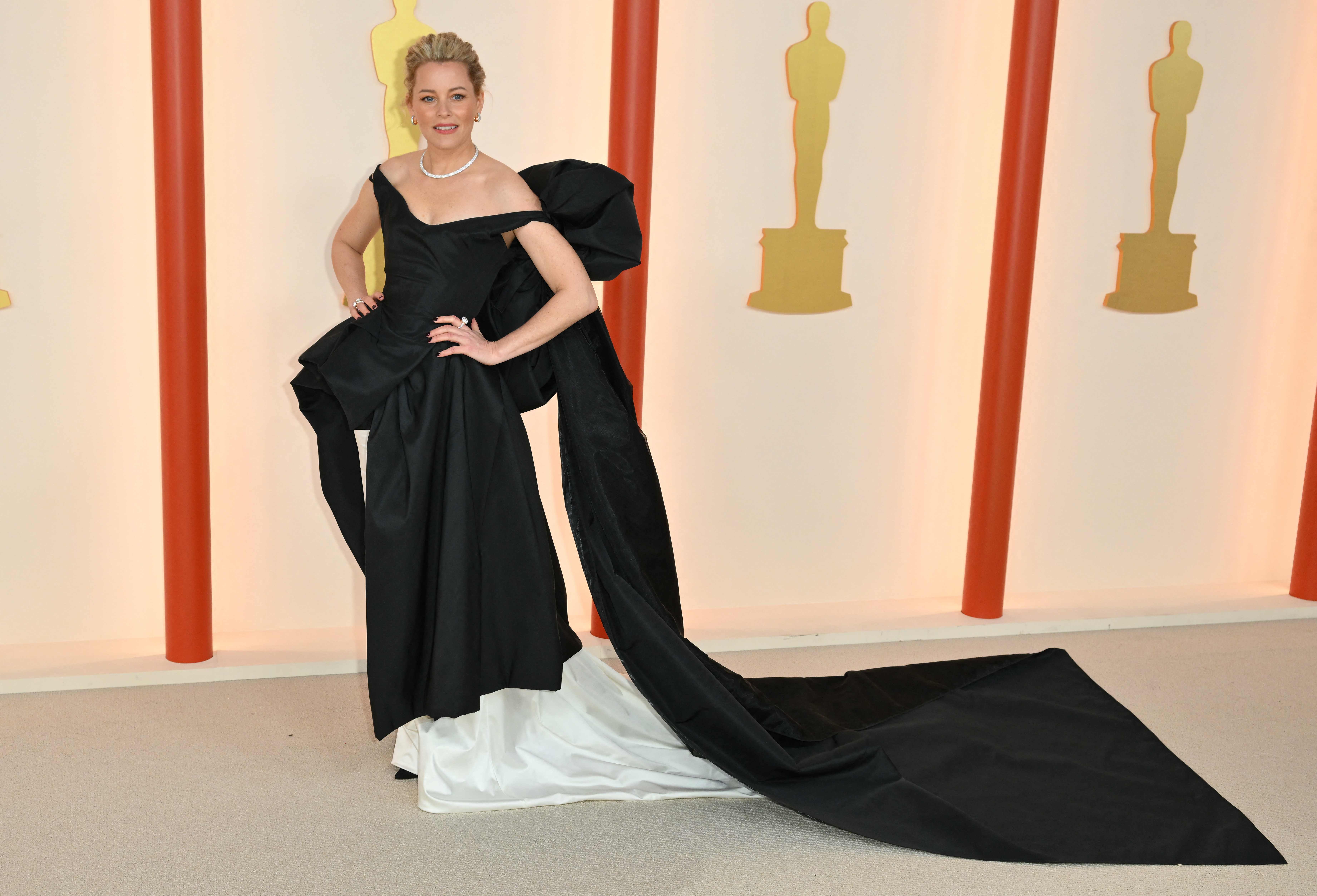 Elizabeth Banks in einer schwarz-weißen Robe