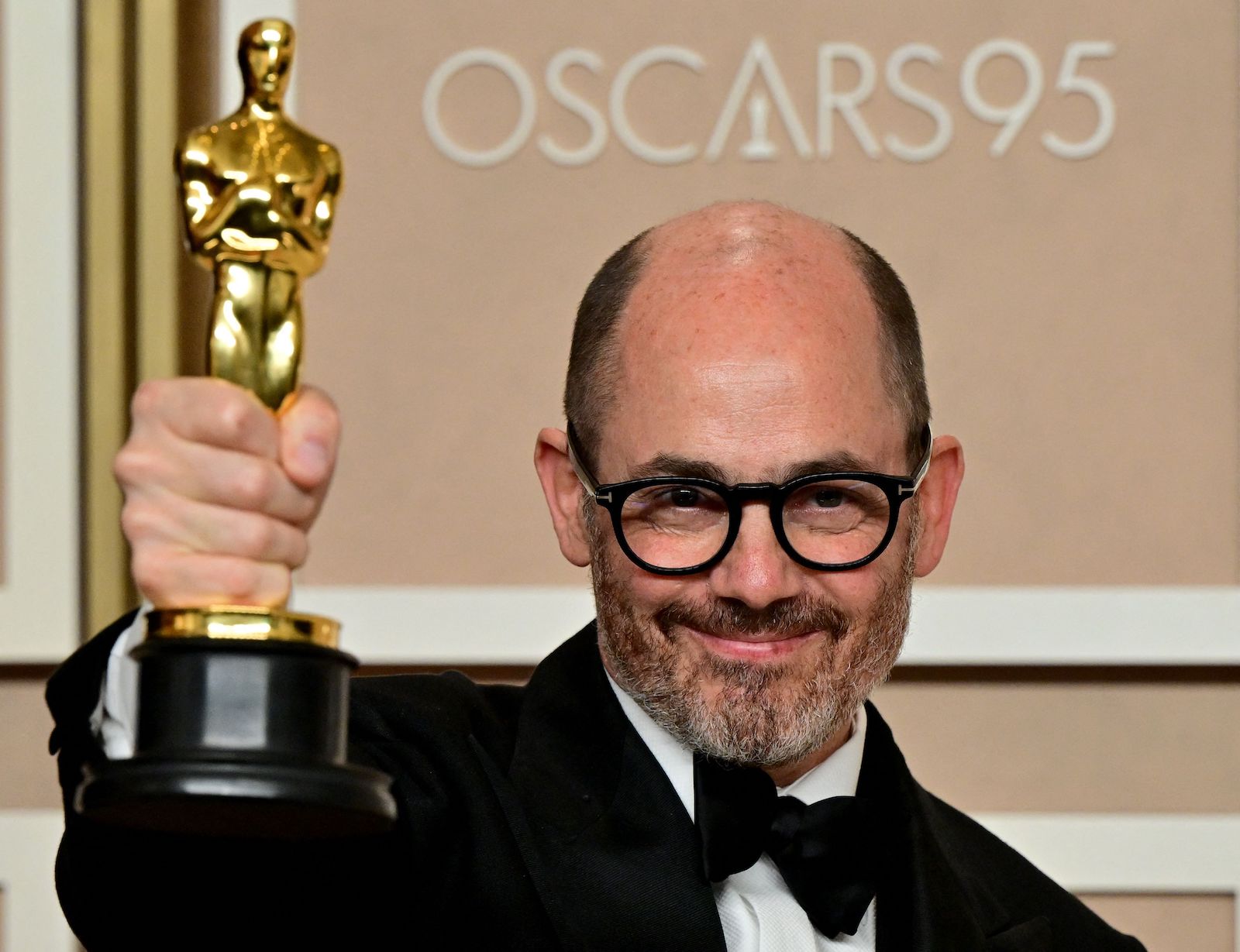 Regisseur Edward Berger mit einem Oscar.