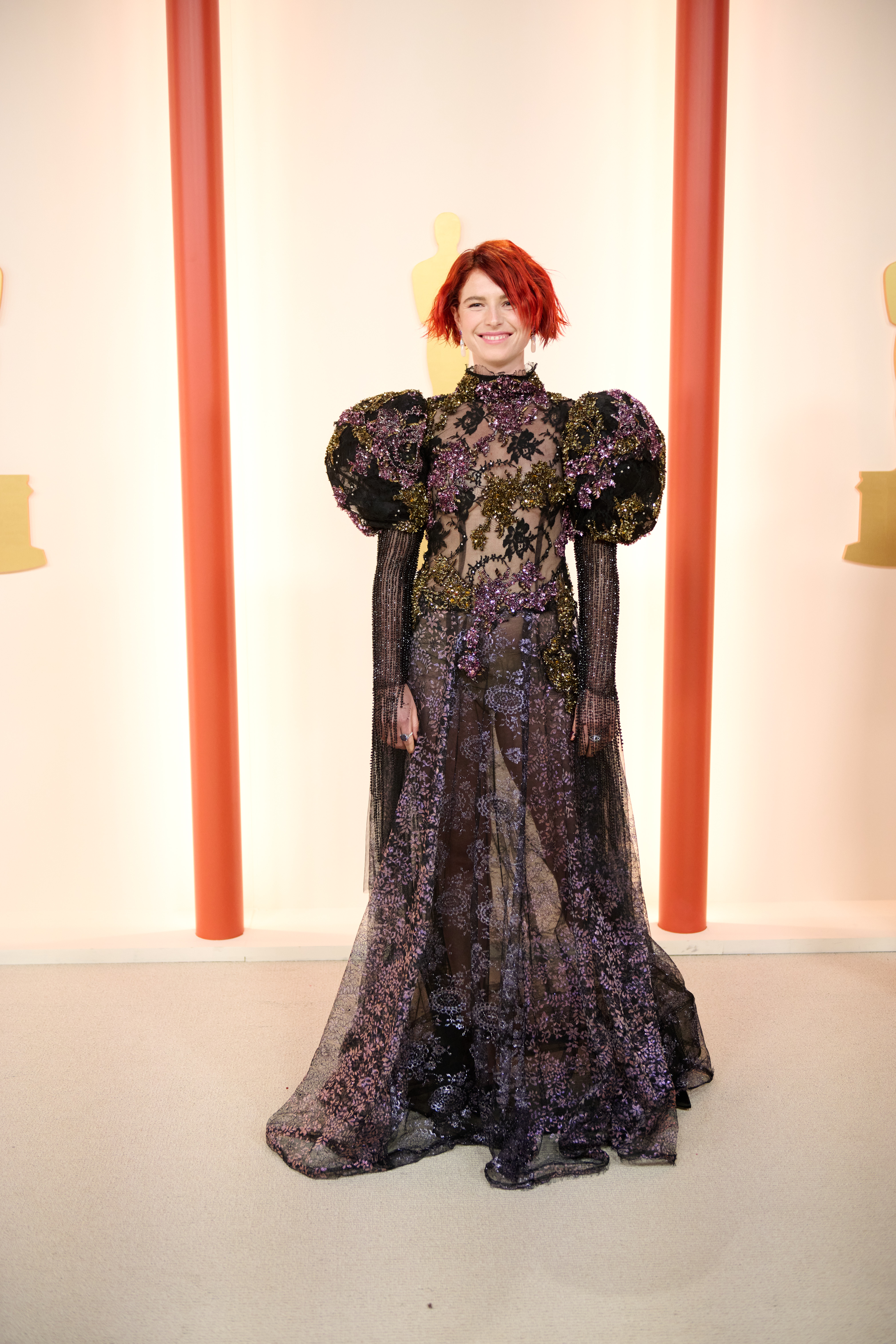 Jessie Buckley in einer schwarzen Goth-Robe