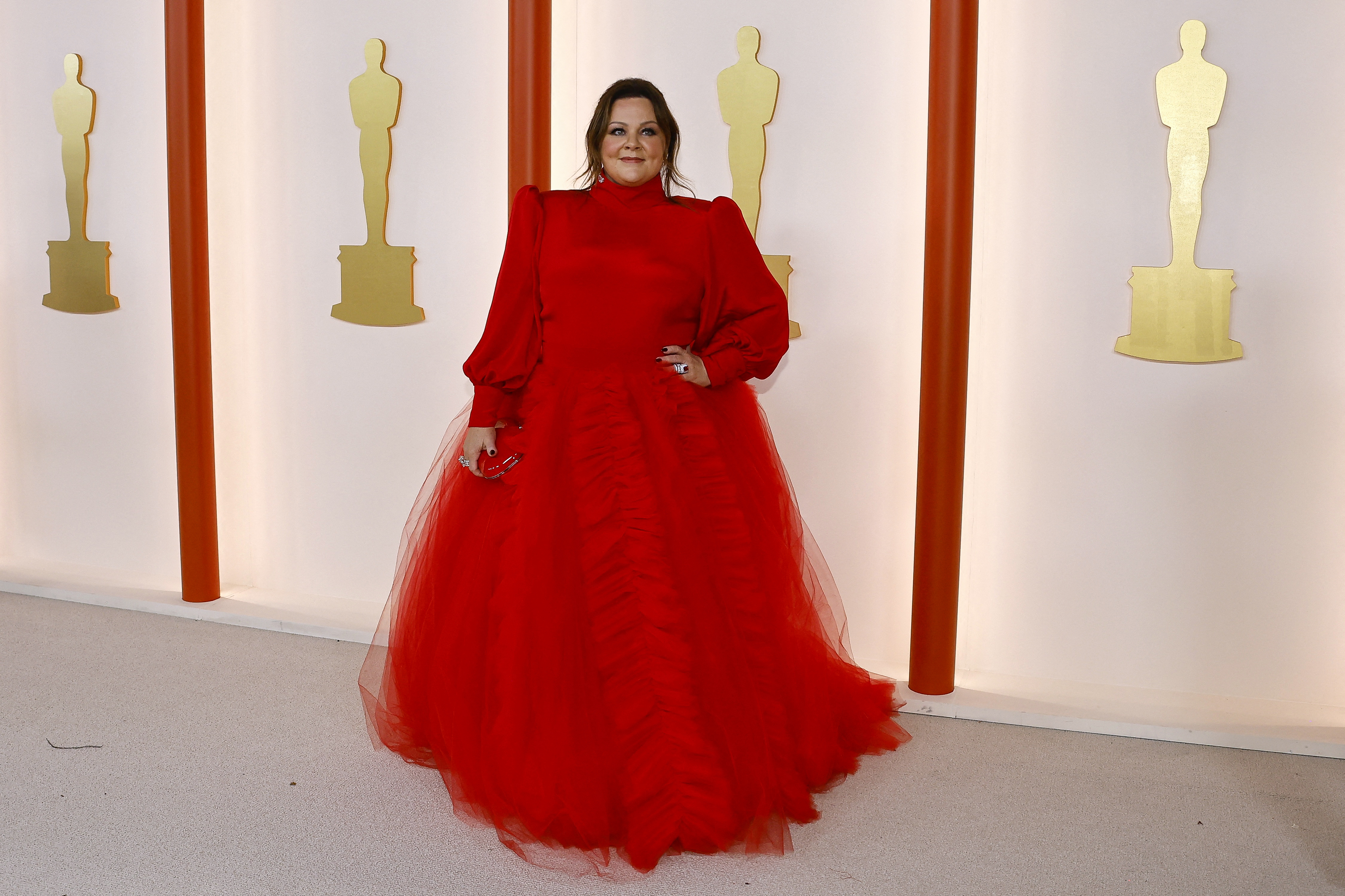 Melissa McCarthy in einer roten Robe