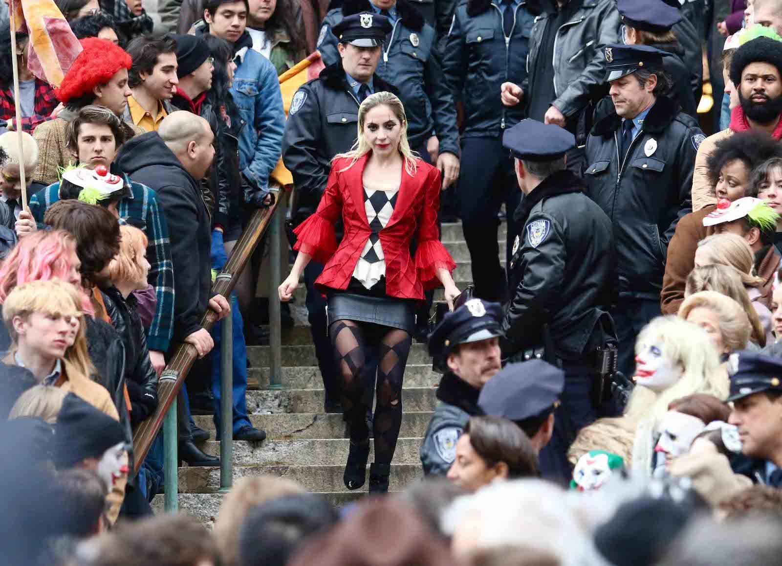 Harley Quinn schreitet die Treppen hinunter.