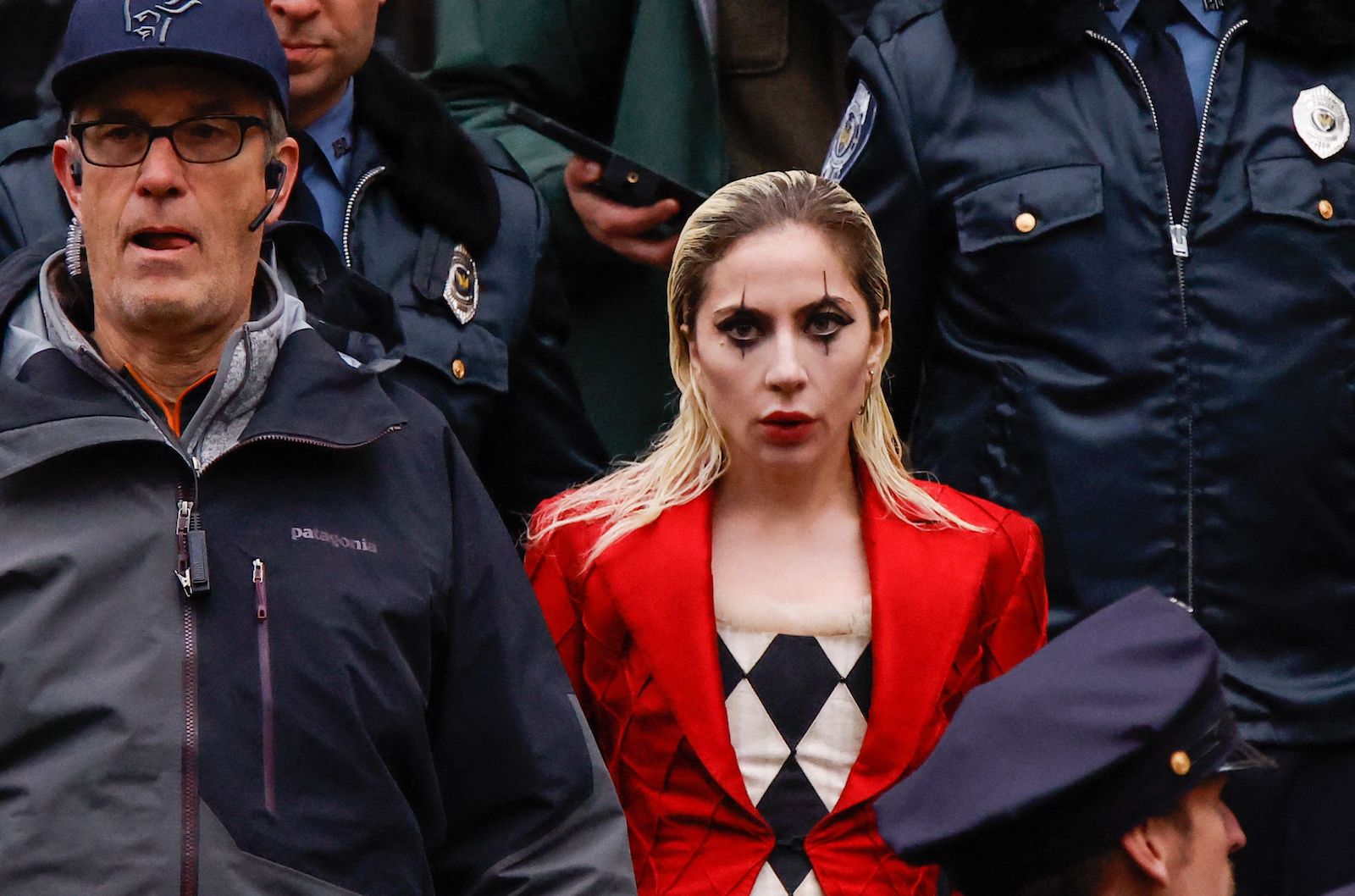 Lady Gaga als Harley Quinn in knallrote Blazer.