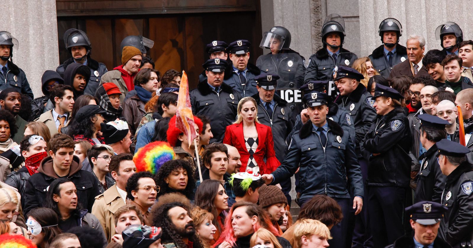 Filmszene: Harley Quinn (Lady Gaga) umringt von Polizisten.