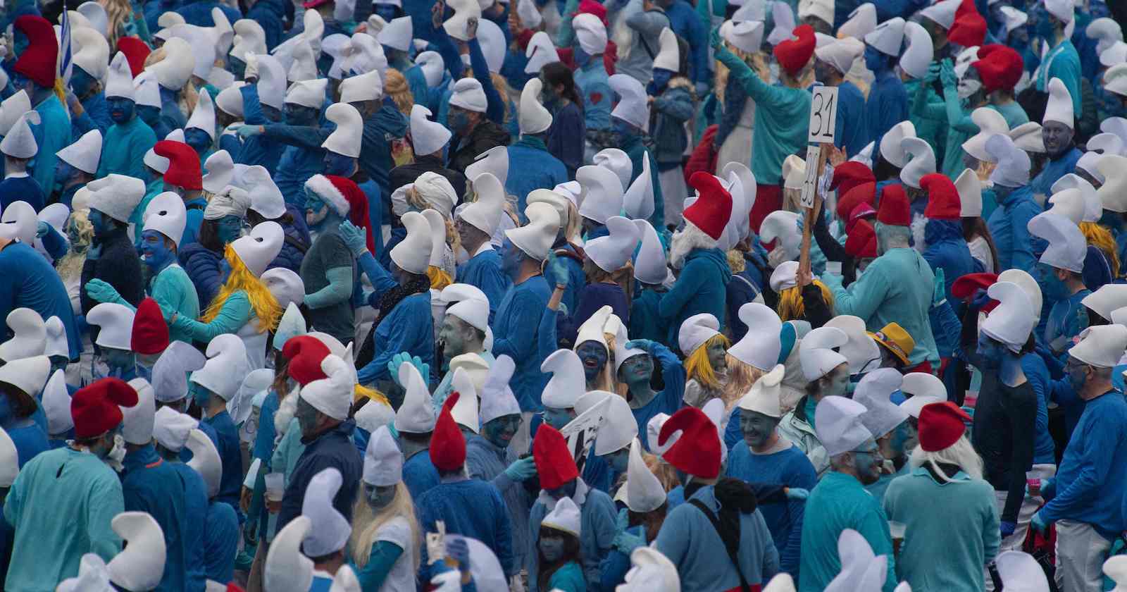 Viele als Schlümpfe verkleidete Menschen.