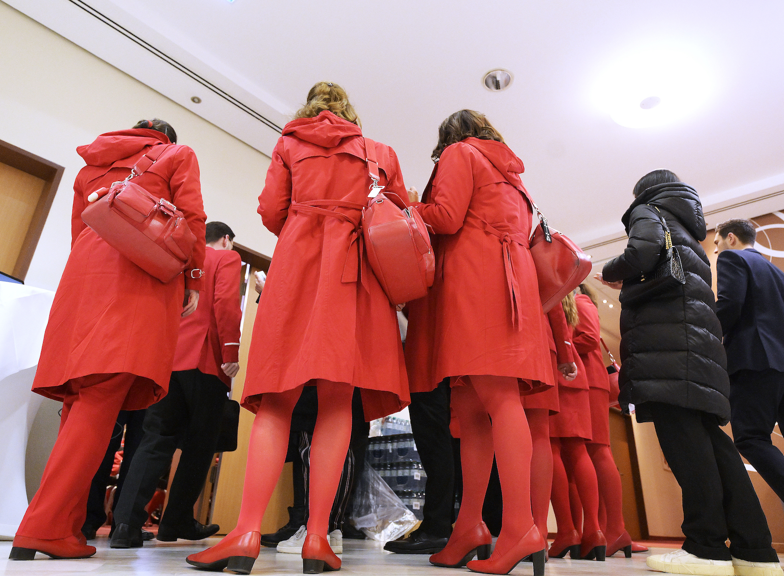 AUA-Bordpersonal in roten Klamotten.