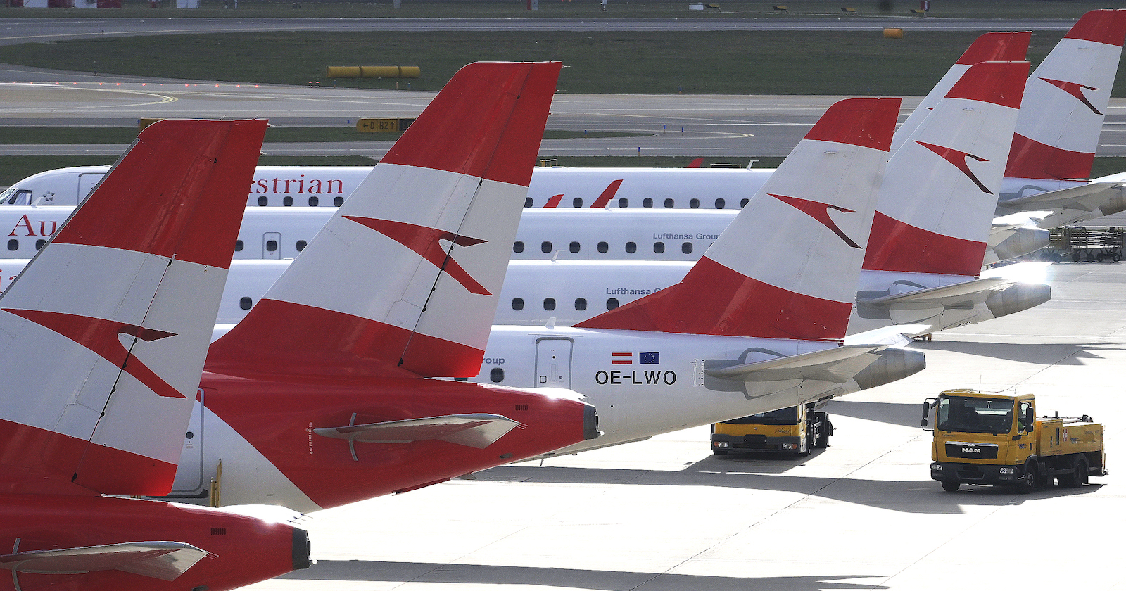 Mehrere AUA-Flugzeuge am Flughafen.