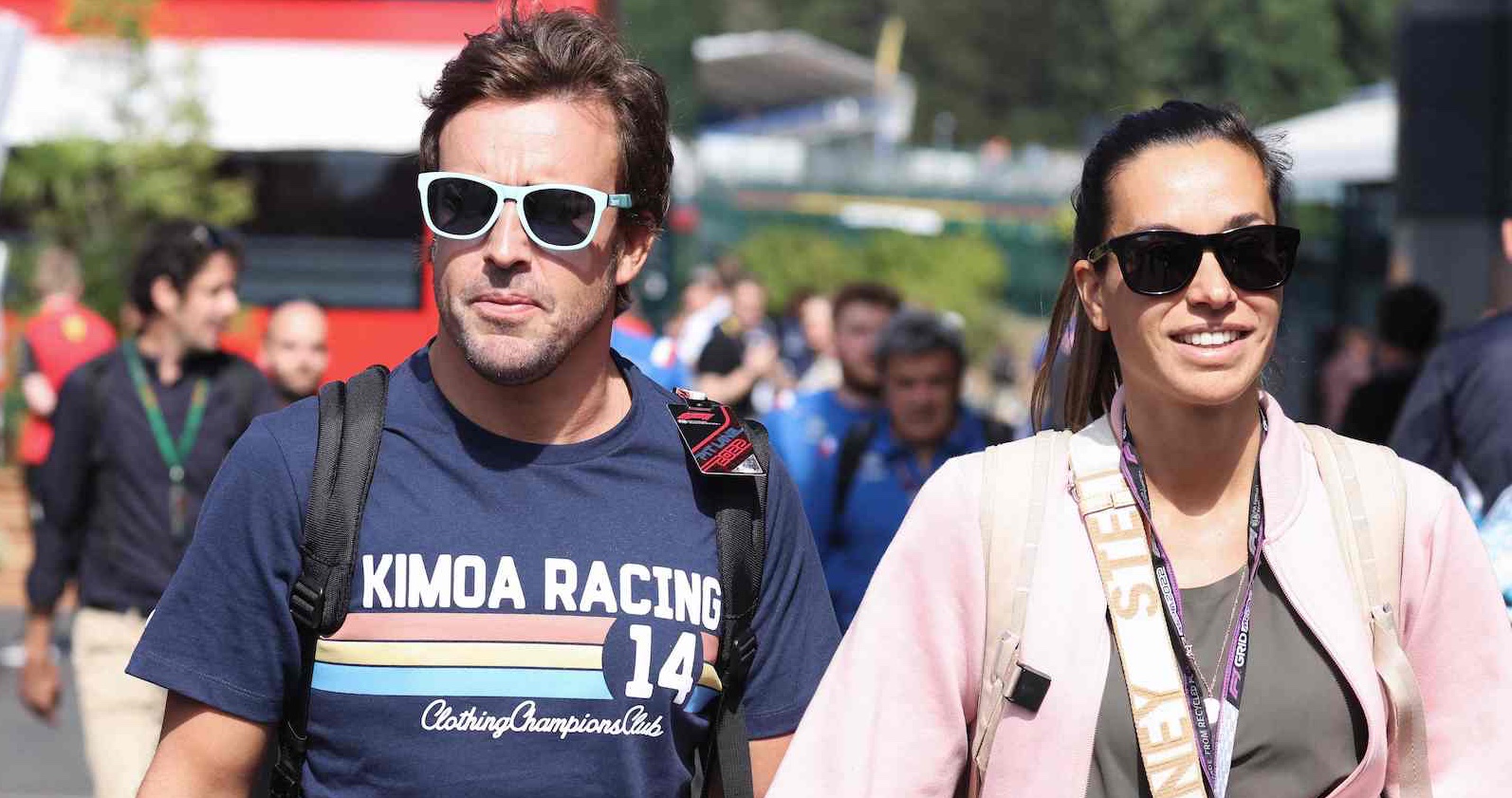 Fernando Alonso und Andrea Schlager Händchen haltend und mit Sonnenbrille