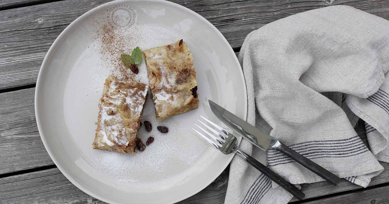 Apfelstrudel auf einem Teller