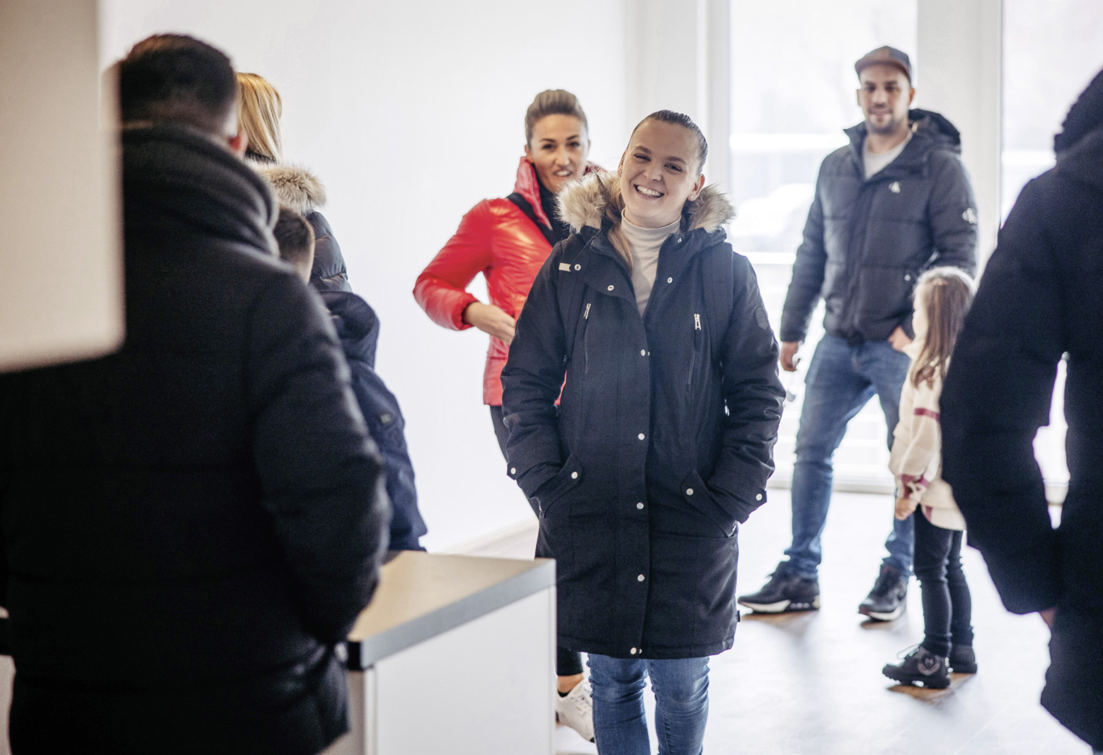 Gut gelaunt und entspannt mit der ganzen Familie die neue Traumwohnung besichtigen.