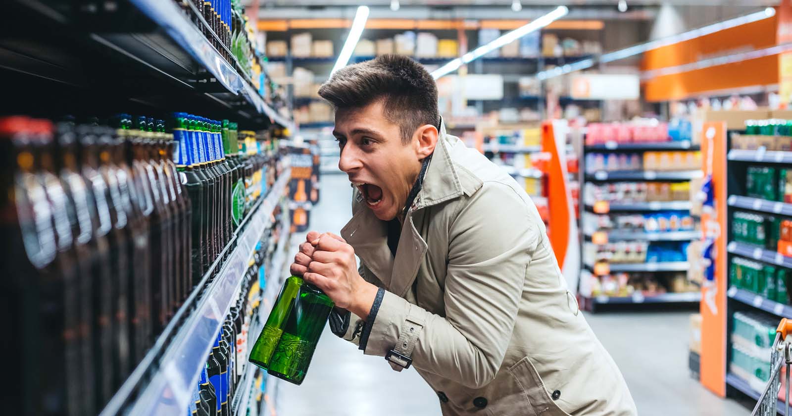 Mann freut sich über seinen Biereinkauf