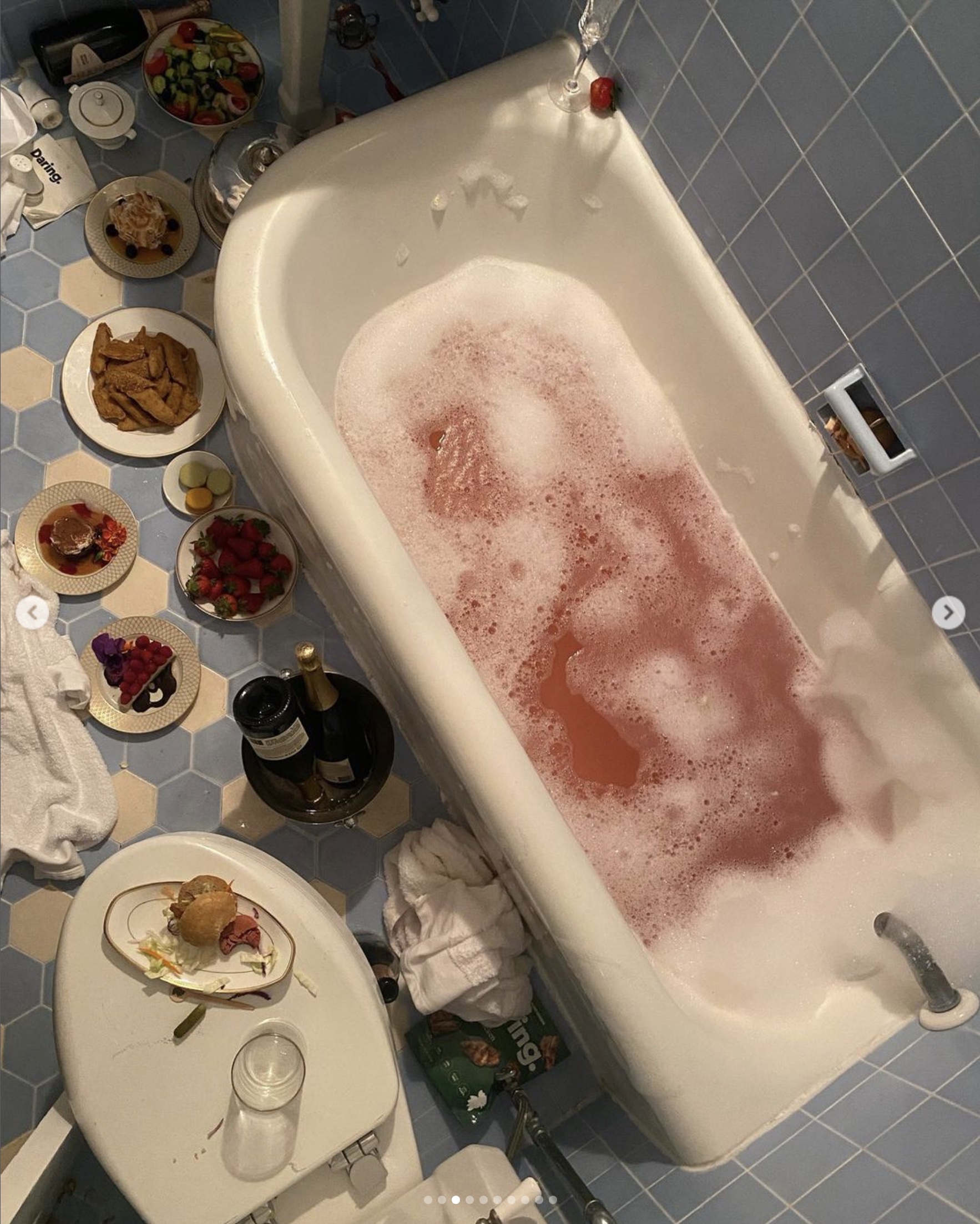 Foto des Ekel-Badezimmers mit Essensresten auf der Toilette.