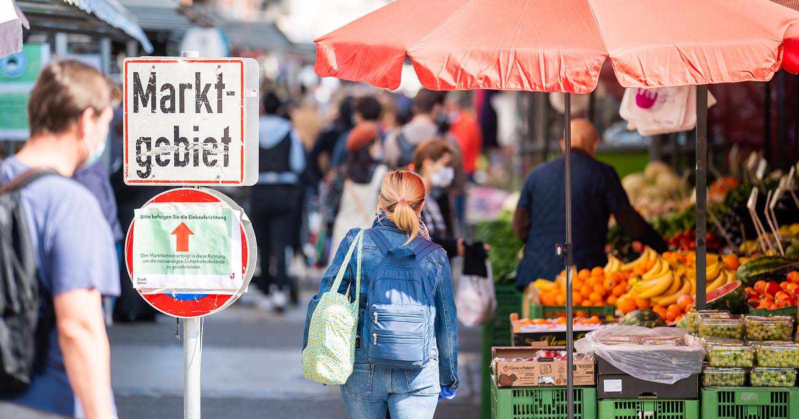 Personen besuchen den Wiener Brunnenmarkt