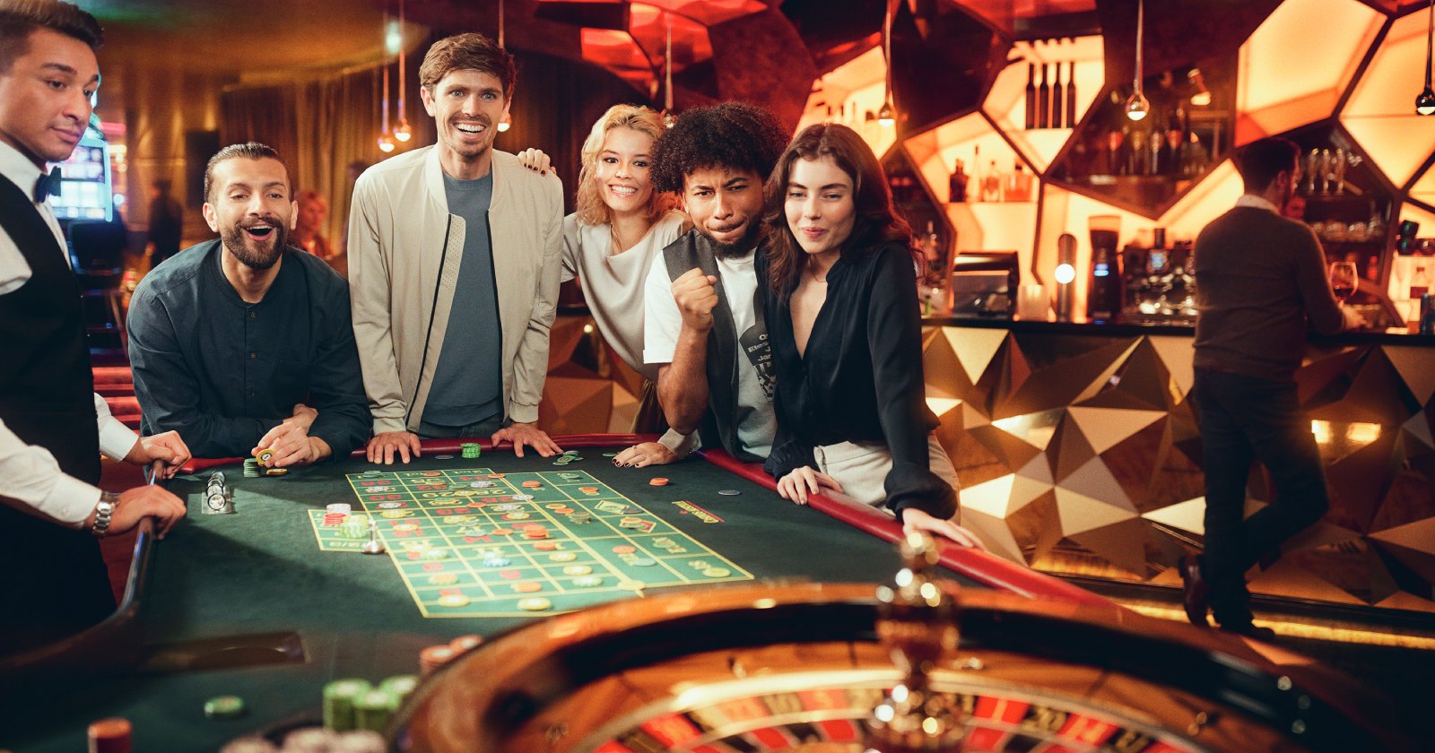 Freunde spielen im Casino | Credit: schoenauer.co