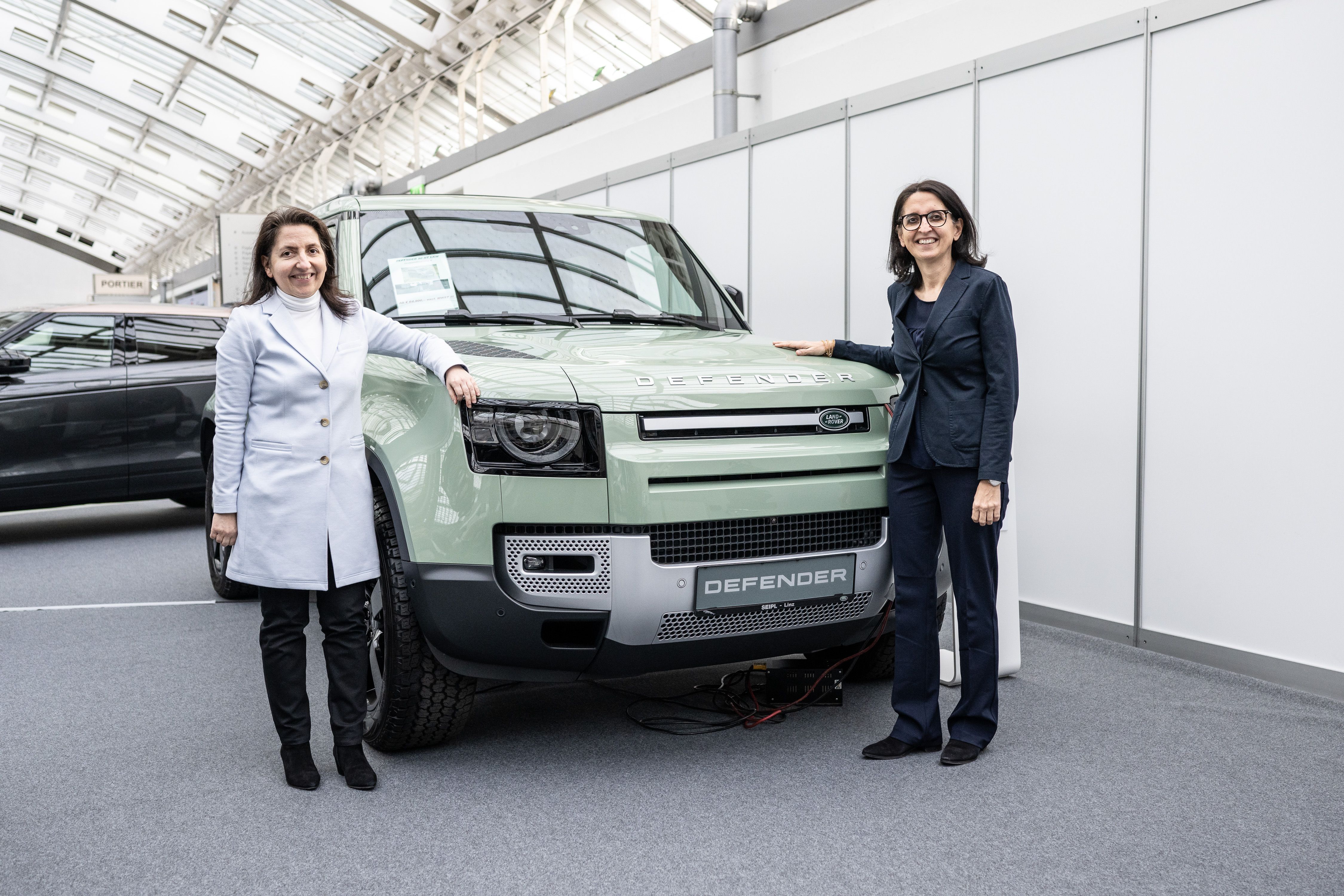 Christa und Doris Seipl (Geschäftsführerinnen Autohaus Seipl) mit dem Land Rover Defender
