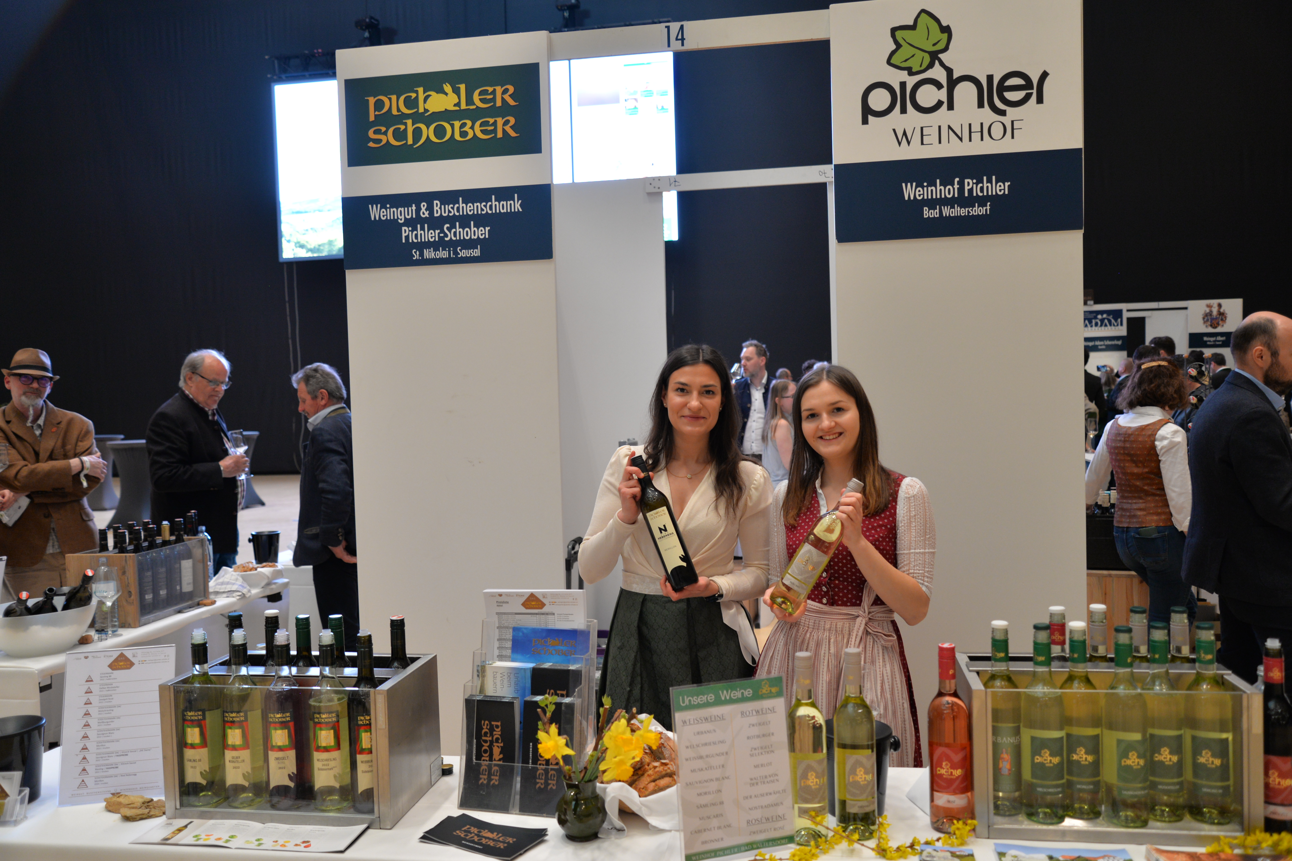 Zwei Frauen bei einem Weinstand