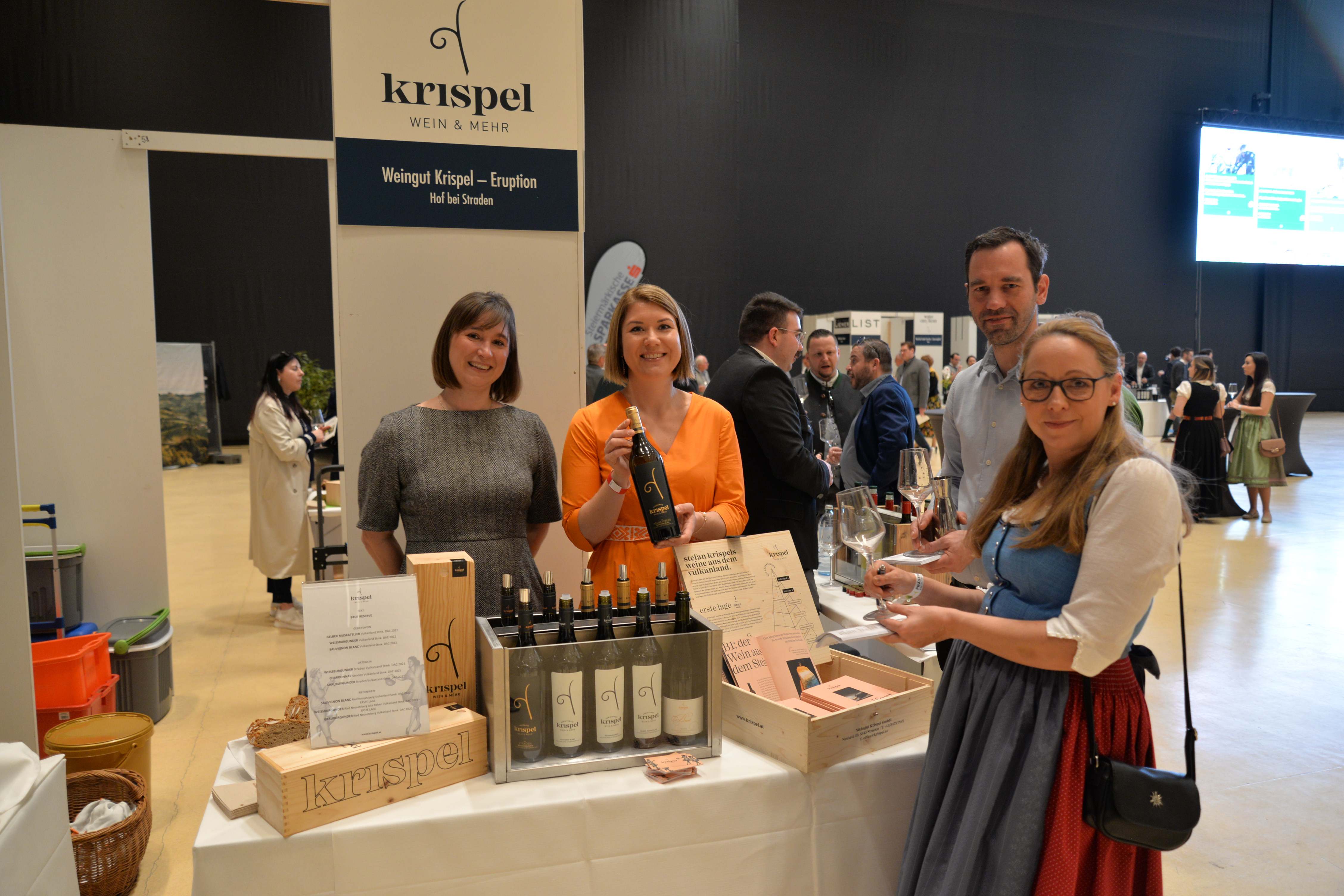 Vertreter vom Weingut Krispel mit Gästen