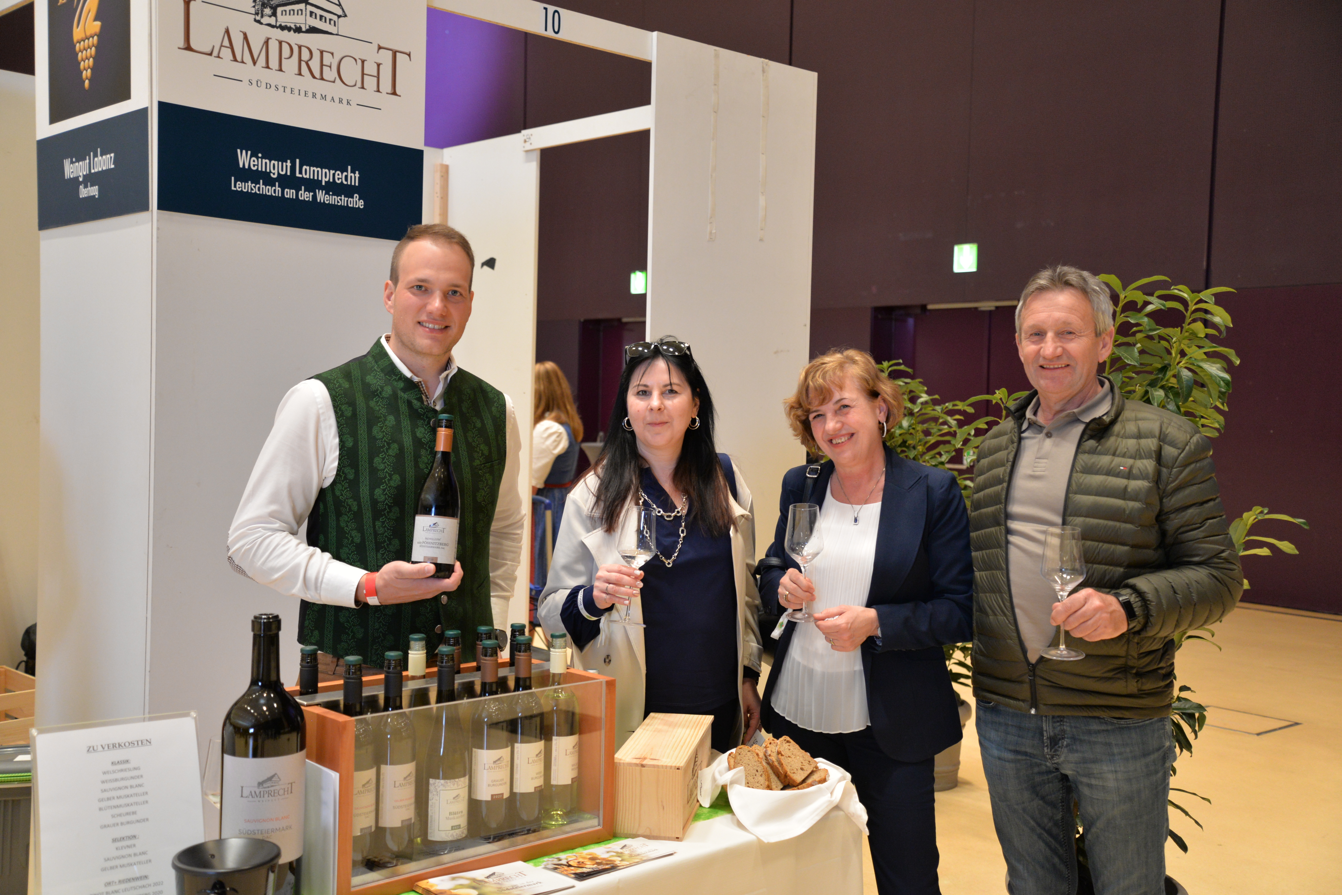 Vertreter vom Weingut Lamprecht mit Gästen