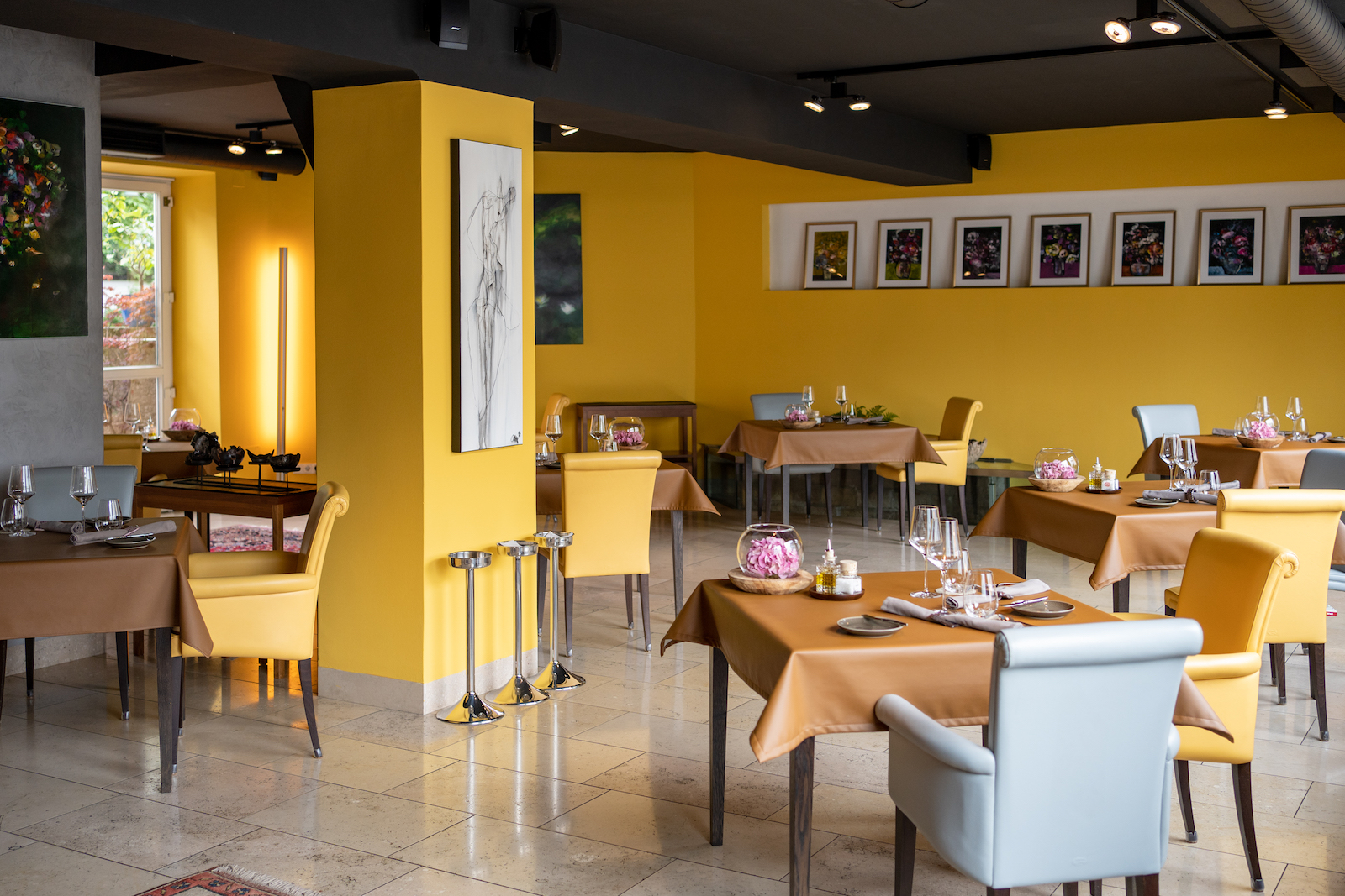 Innenraum Restaurant Esszimmer mit gedeckten Tischen