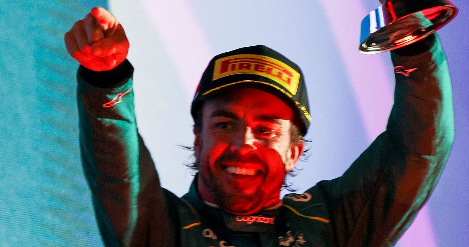 Fernando Alonso hält nach dem Rennen in Bahrain seinen Pokal für Platz drei in die Höhe