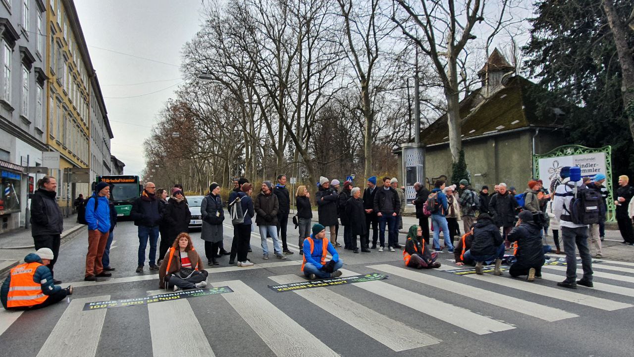 Verkehrsblockade der Klimaaktivisten auf der Glacisstraße