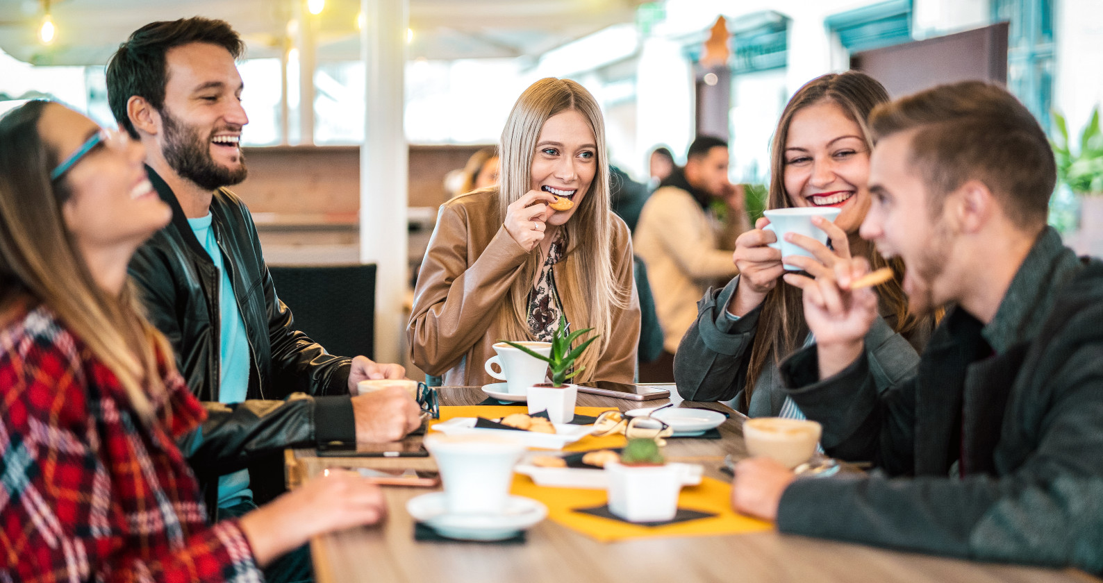 Freundesrunde hat Spaß beim Kaffeetrinken