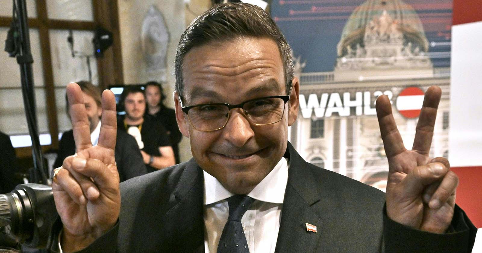 Gerald Grosz zeigt nach der Bundespräsidentenwahl das Victory-Zeichen