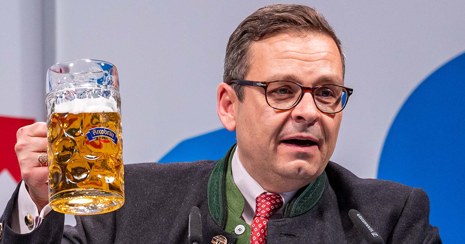 Gerald Grosz mit einem Maß Bier beim politischen Aschermittwoch der AfD