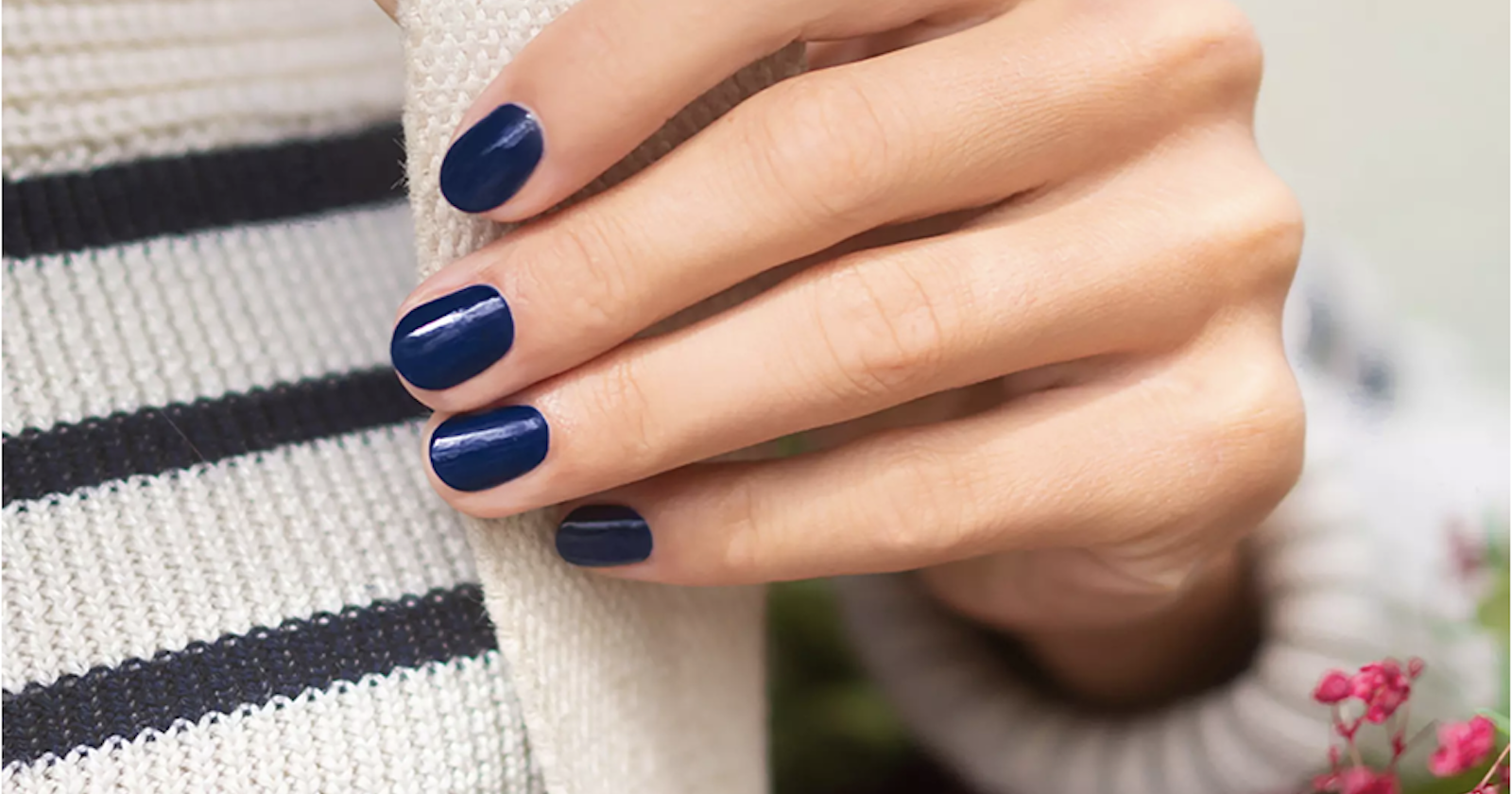 Blau lackirete Nägel, Hand hält Tasche