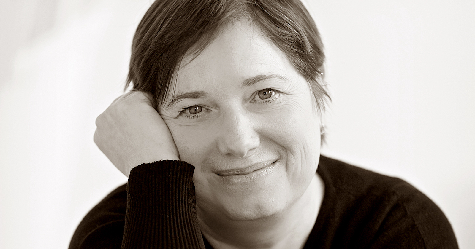 Autorin Gabriele Hasmann im Portrait | Credit: Tina King