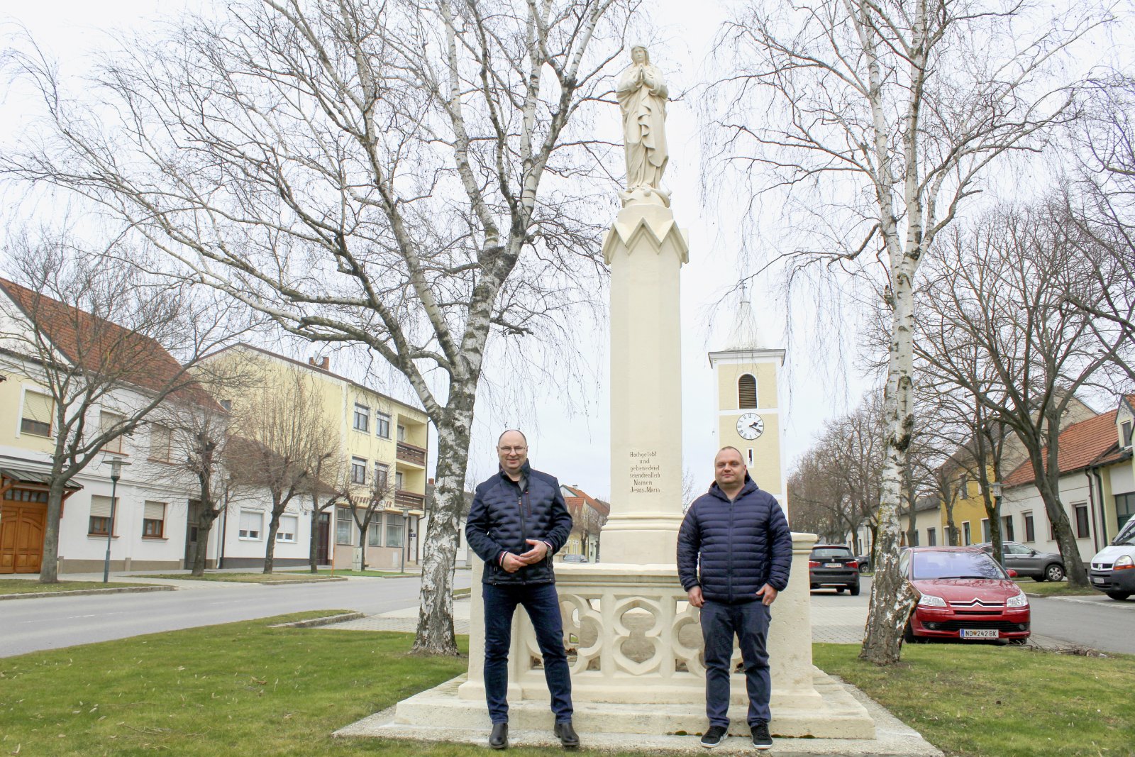 Bürgermeister Ernst Oroszlan steht in Wallern vor einem Denkmal | Credit: Marktgemeinde Wallern im Burgenland