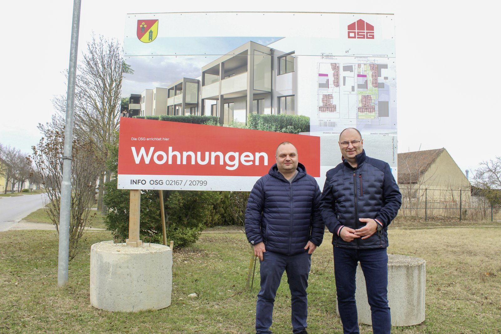 Der Bürgermeister steht vor einem Reklame-Schild | Credit: Marktgemeinde Wallern im Burgenland
