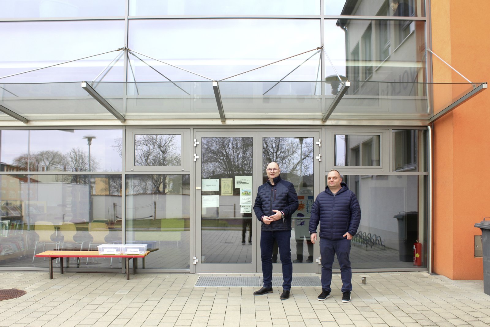 Der Bürgermeister steht vor der Volksschule in Wallern | Credit: Marktgemeinde Wallern im Burgenland