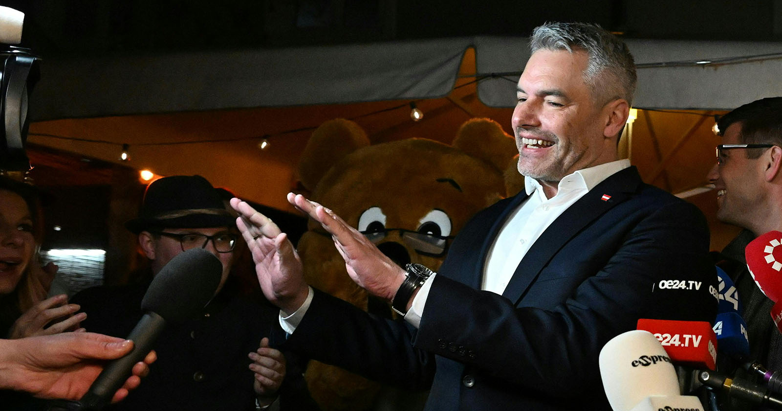 Bundeskanzler Karl Nehammer lässt sich bei seiner Ankunft in Klagenfurt feiern