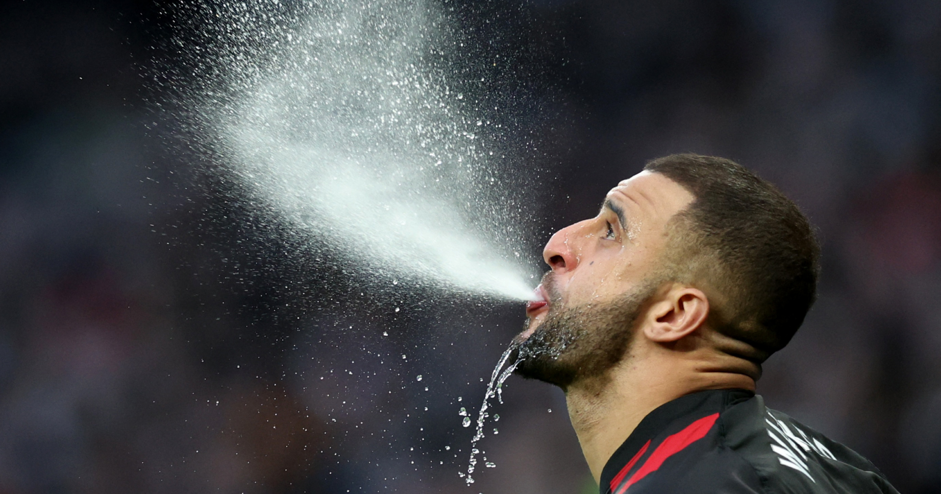 Kyle Walker spuckt Wasser